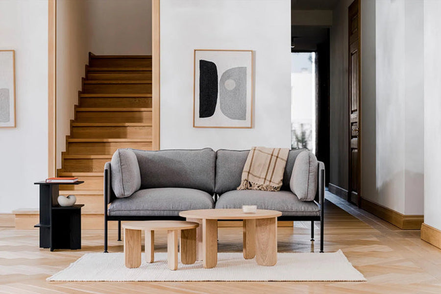 Kleines Wohnzimmer mit Cubed Schlafsofa und platzsparenden Regalen - helle Töne, Stil und Funktion von KAQTU.