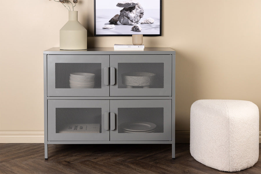 Nett Kabinett von Venture Home aus Stahl mit Netzgittertüren in Beige, modernes skandinavisch-industrielles Design mit zwei Regalböden und vier Türen.