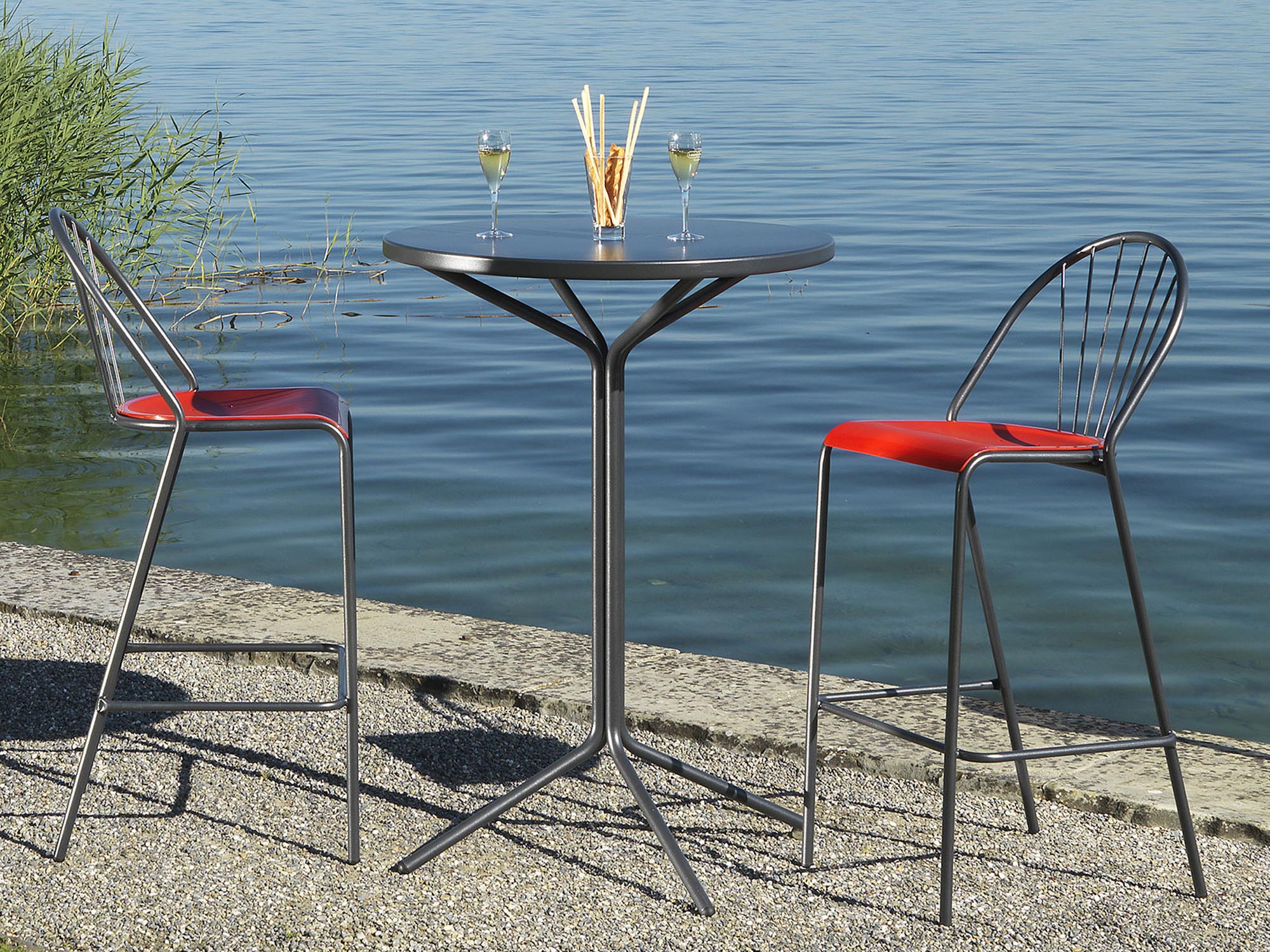Entdecken Sie die PIX-Kollektion von Schaffner: kompakte, robuste Outdoor-Tische für Gastronomie und Garten. Ideal für Terrassen und Events!