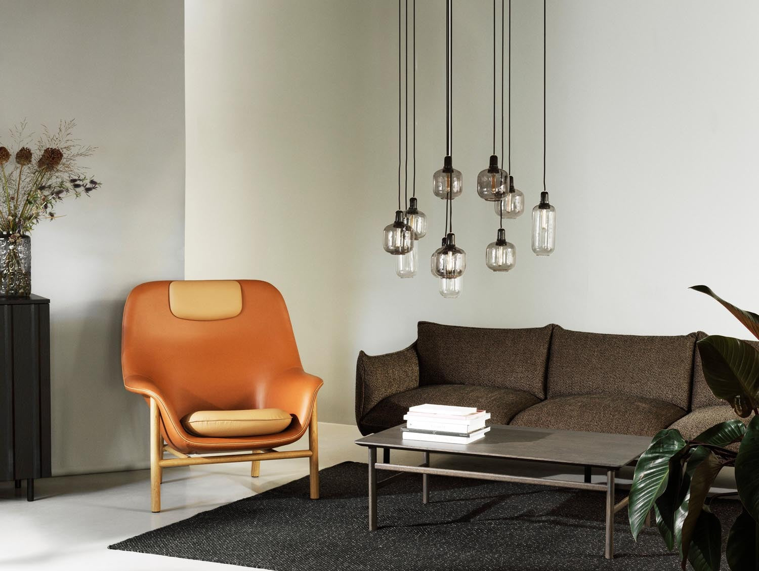 Drape Loungesessel von Normann Copenhagen: elegante, leichte Form, weicher Bezug – perfekt fürs Wohnzimmer und Leseecke.