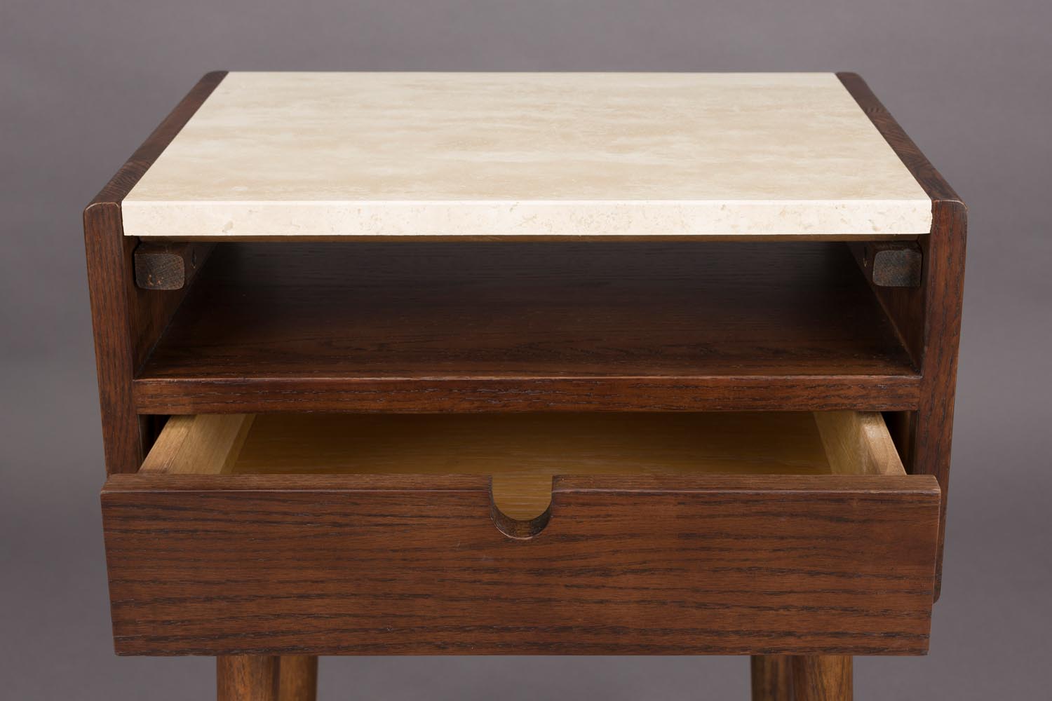 Eleganter Arda Tisch von Dutchbone: Zeitloses Design für Ihr Zuhause.