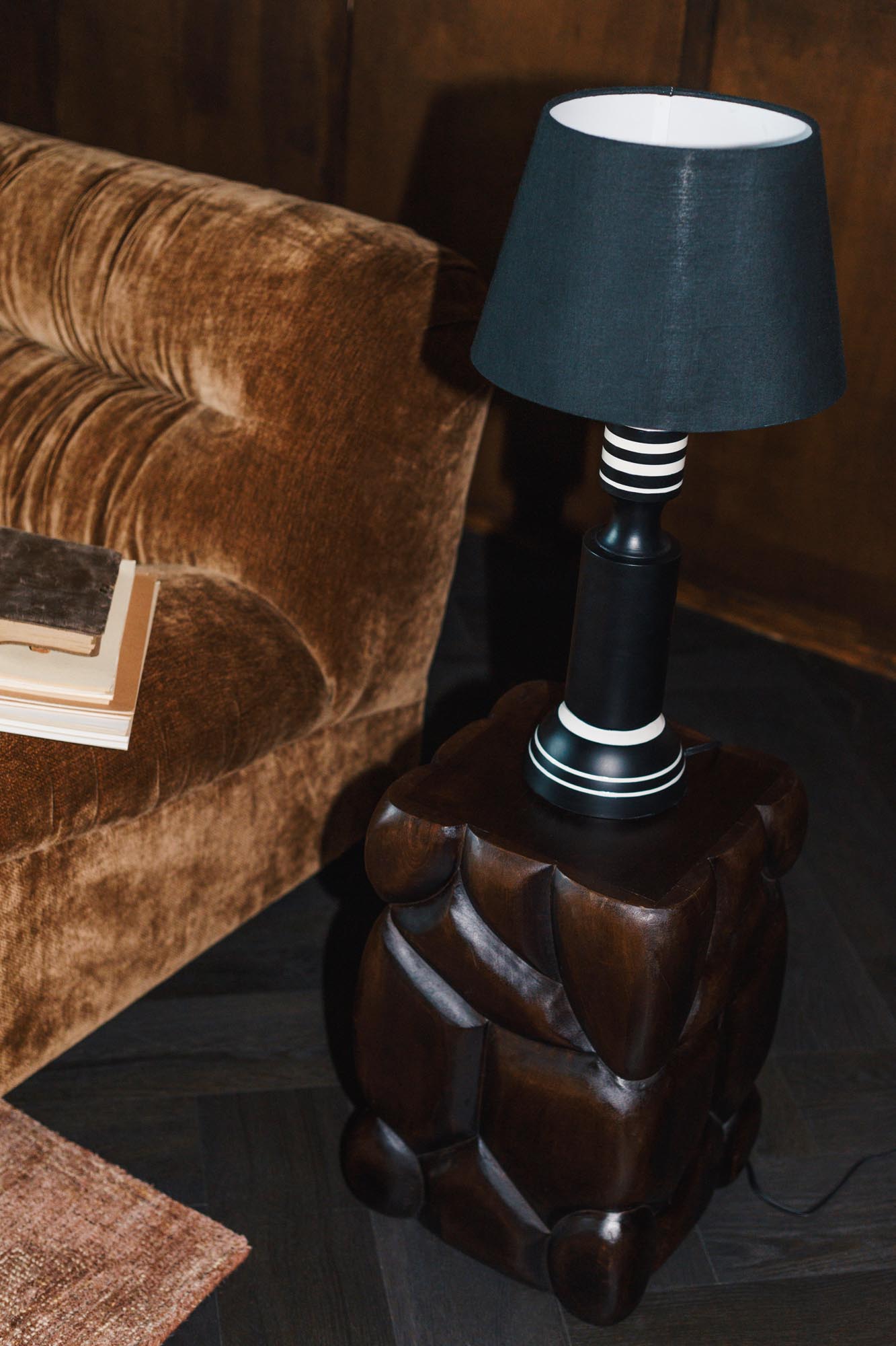 Die Tischlampe Virgil von Dutchbone vereint 50er-Jahre-Design mit modernem Flair: Eisenfuss, Leinenlampenschirm, stilvoll und funktional.