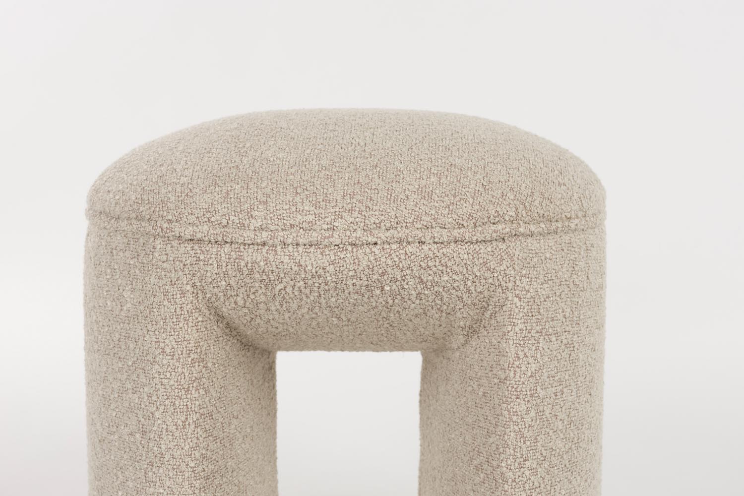 Stylischer Hocker Noxx von White Label Living, ideal für kreative Wohnkonzepte, bietet Komfort und Funktionalität in jedem Raum.