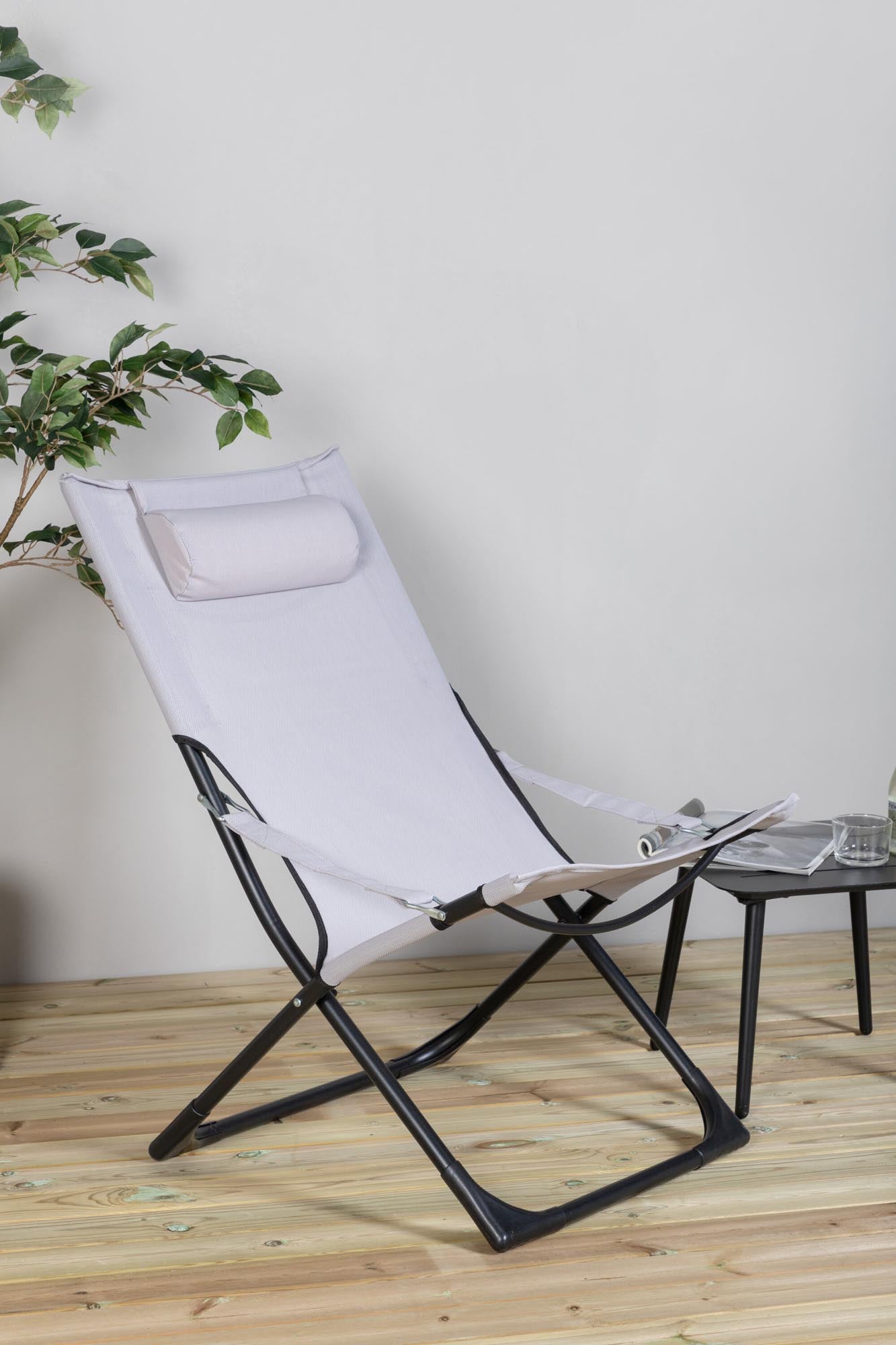 Elegante Sevilla Sun Lounge von Venture Home, ideal für entspannte Stunden im Freien, vereint modernes Design mit erstklassigem Komfort.