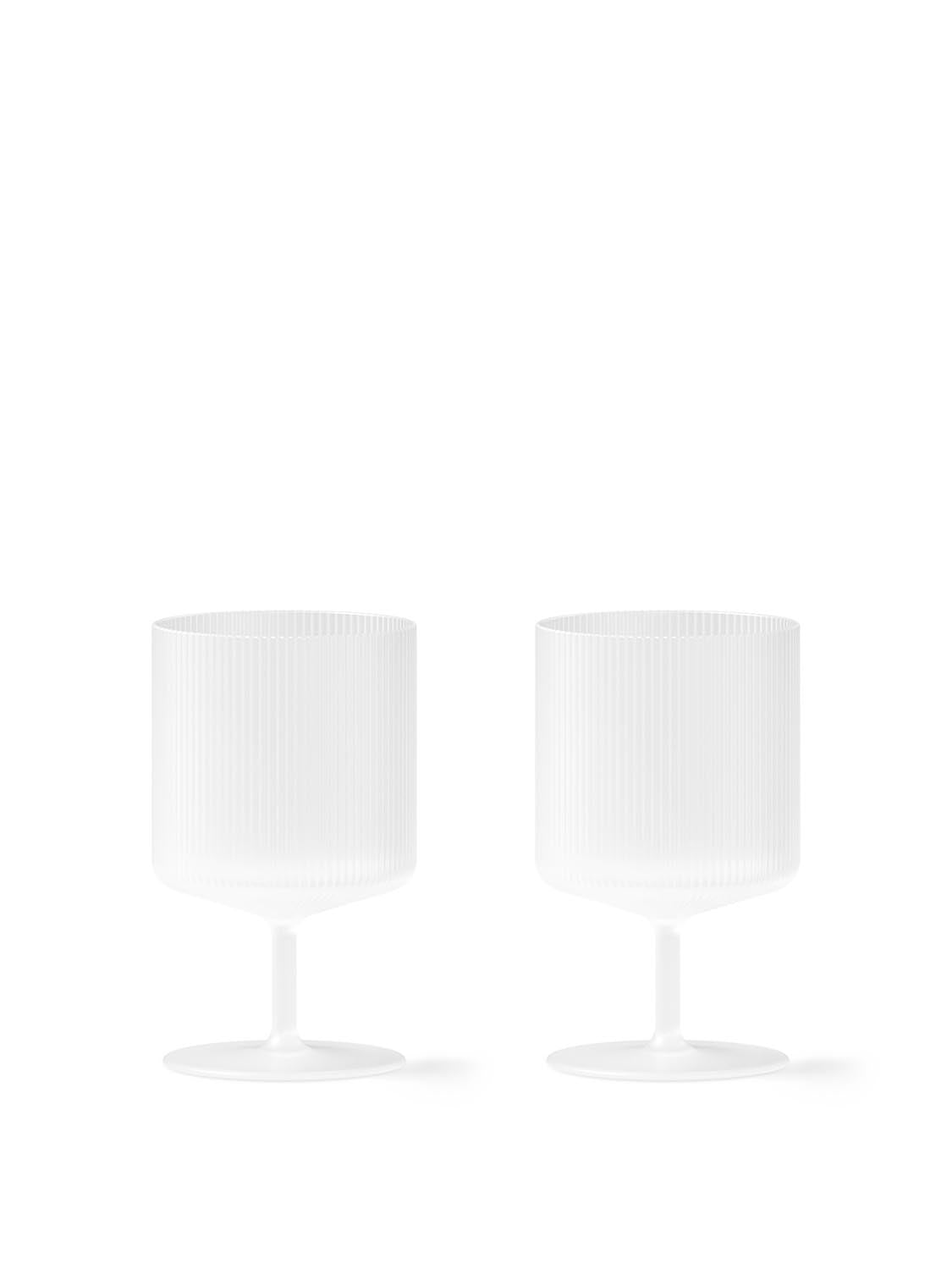 Elegante Ripple-Weingläser von Ferm Living: Handgeblasenes Design, geriffelte Oberfläche, ideal für stilvolle Anlässe.