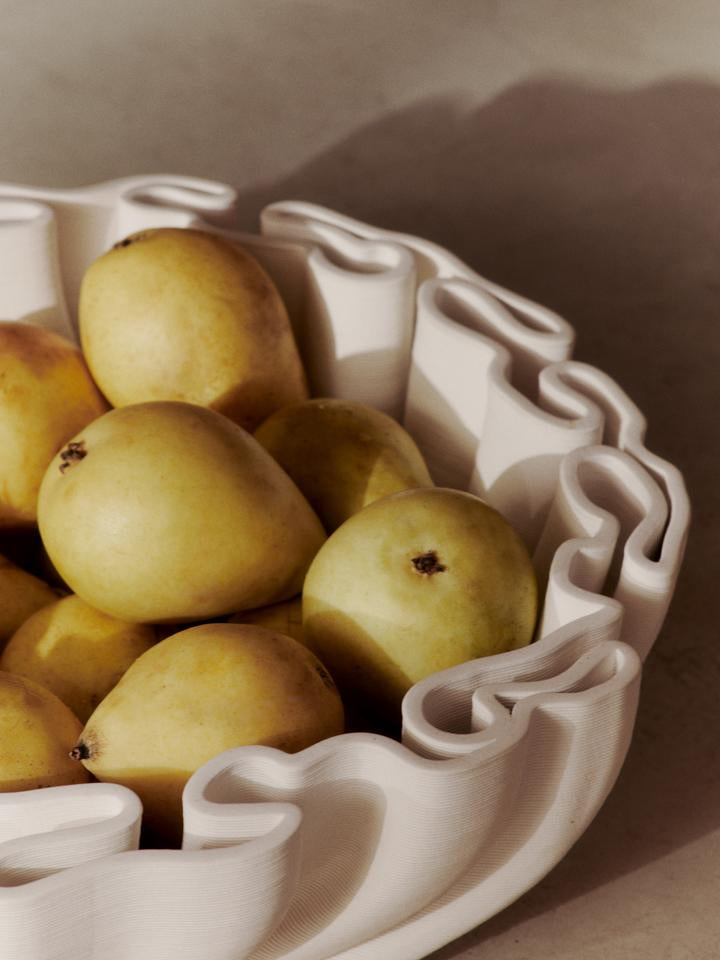 Erleben Sie die Dedali Bowl von Ferm Living – ein einzigartiges Keramikstück, das Ästhetik und Vielseitigkeit in Ihr Zuhause bringt.