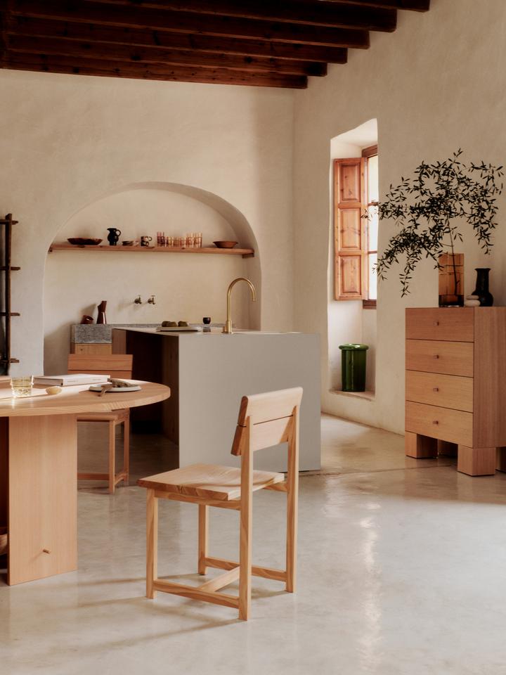 Elegante Muro Vase H30 von Ferm Living aus recyceltem Glas, ideal für kreative Blumenarrangements und stilvolle Dekoration.
