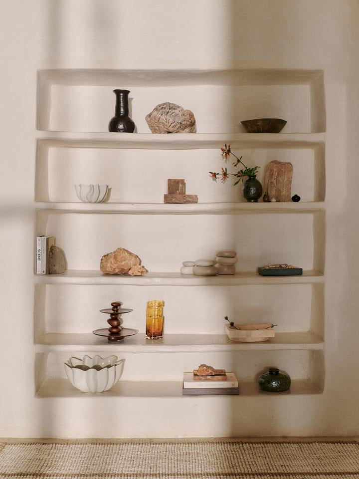 Entdecken Sie die Nium Schale Ø36 von Ferm Living – ein elegantes Designobjekt mit einzigartiger Glasur, ideal für jeden Raum.