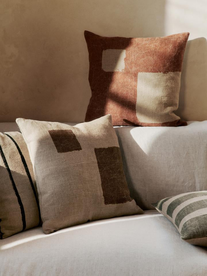 Verleihen Sie Ihrem Wohnraum mit dem Oleo Kissenbezug von Ferm Living einen Hauch von Kunst und Eleganz – aus hochwertigem Leinen mit einzigartigen Motiven.