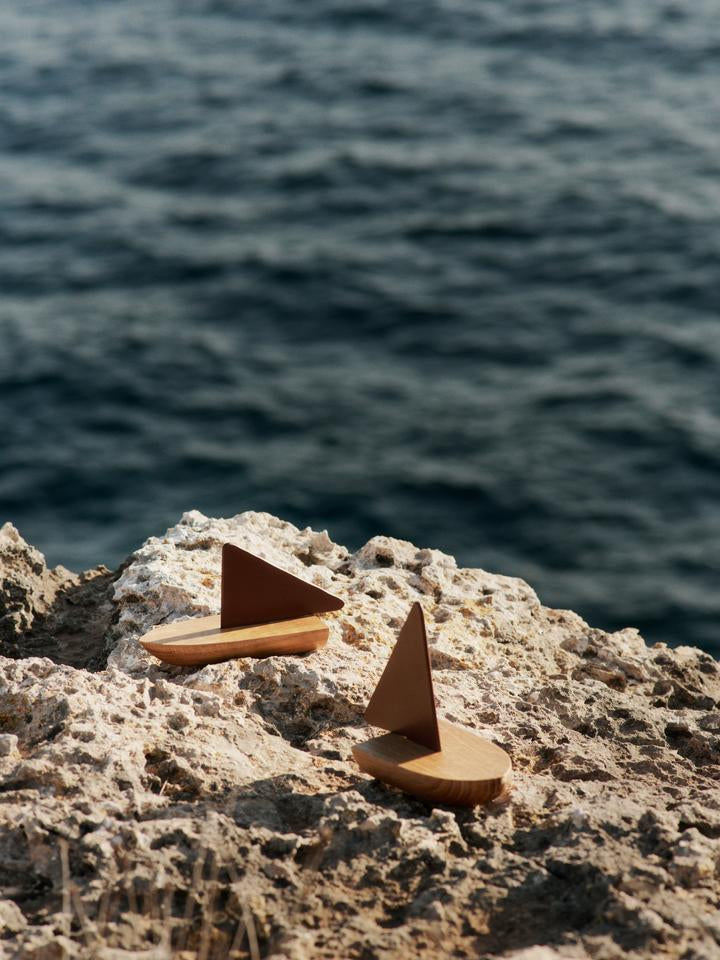 Erleben Sie das Opty Boot Set von Ferm Living – ein elegantes, handgefertigtes Spielzeug aus FSC-zertifiziertem Holz, das zeitloses Design und Nachhaltigkeit vereint.