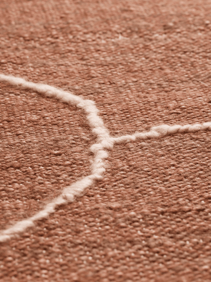 Entdecken Sie den Gesso Jute Teppich 170 x 240 von Ferm Living – handgefertigte Eleganz aus Jute mit einzigartigem Design für Ihr Zuhause.