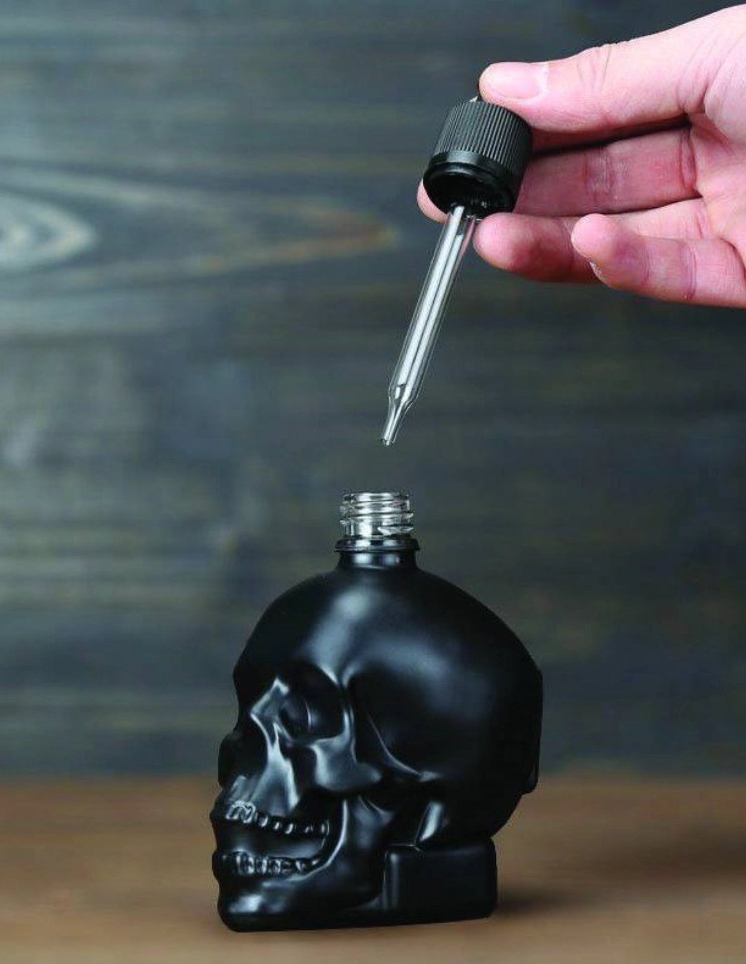 Schwarze 30ml Pipette in Schädel-Design von Sambonet, perfekter Küchenhelfer für exakte Dosierung und kreative Anrichteideen.
