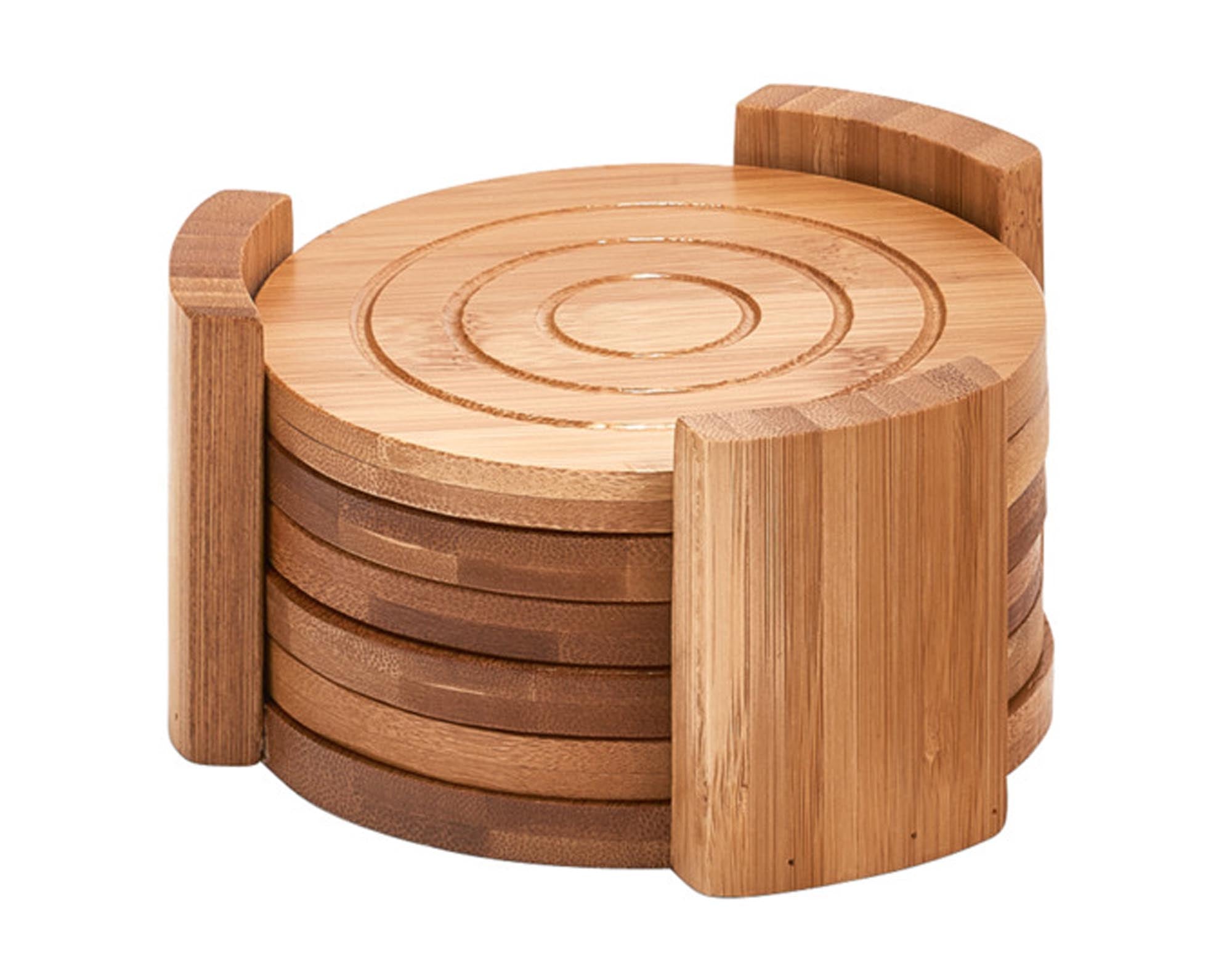 Entdecken Sie das stilvolle ZELLER Untersetzer-Set Bamboo (7-teilig) aus hochwertigem Bambus. Ideal für jeden Tisch, schützt es vor Kratzern und ist umweltfreundlich.
