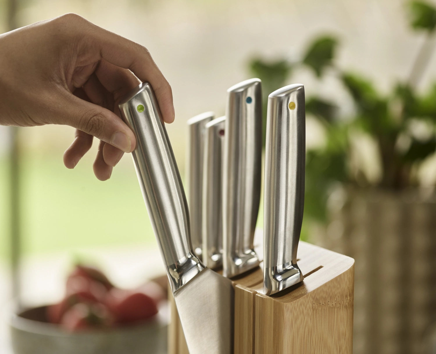 Stylischer Messerblock Elevate Steel von Joseph Joseph, 5-teilig, aus robustem Bambus, perfekt für die praktische und ästhetische Küchenorganisation.