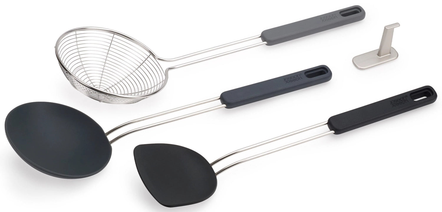 Praktisches 3er Set Woks von Joseph Joseph, ideal für kreative Kochtechniken und platzsparend verstaut.