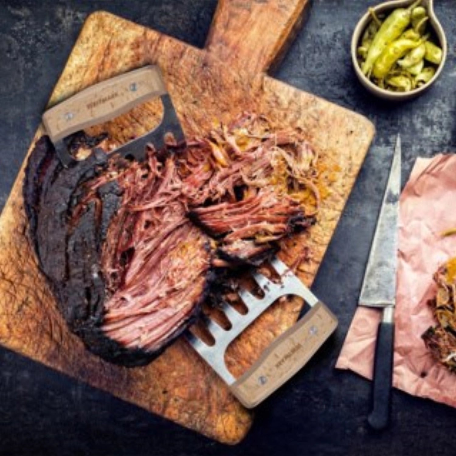 Zwei robuste Fleischkrallen von Westmark, perfekt zum Zerteilen und Anrichten von Fleisch, erleichtern die Küchenarbeit und sorgen für ein sauberes Handling.