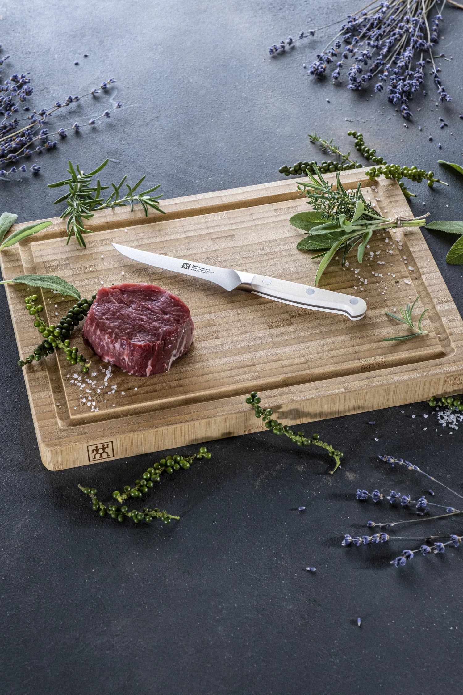 Elegantes 4-teiliges Steakmesserset Pro le blanc von Zwilling Kitchen, ideal für Steakliebhaber, mit scharfen Klingen und ergonomischem Design.
