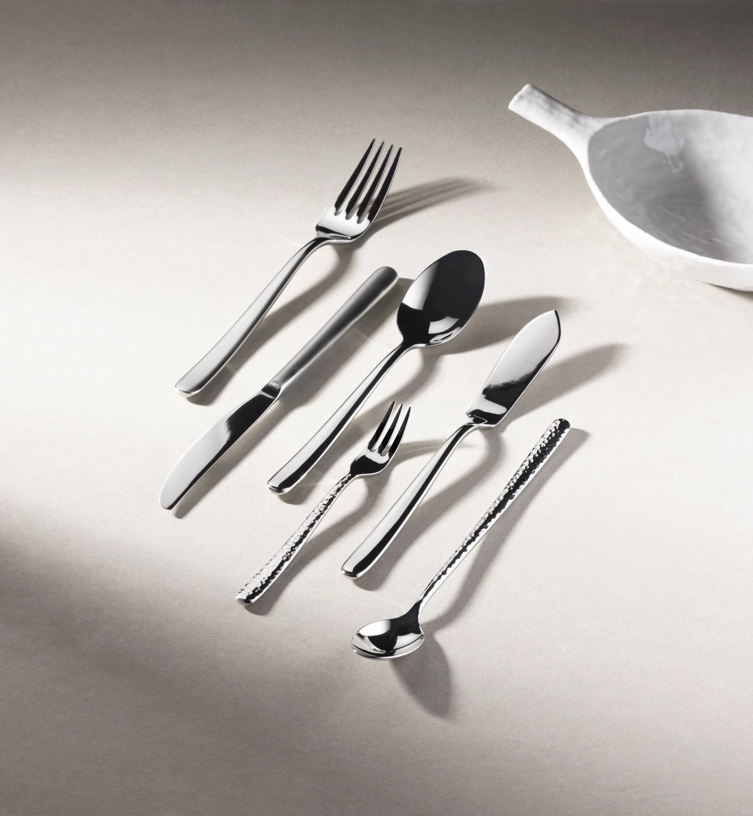 Elegantes Courchevel Tafelmesser aus mattiertem Edelstahl von Revol, ideal für stilvolle Tischgedecke und besondere Anlässe.