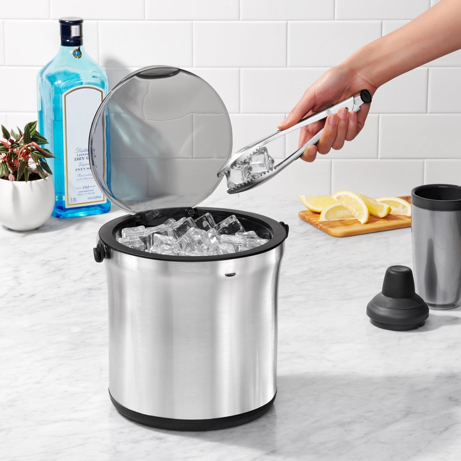 Elegantes Good Grips Steel Eiskübel und Zangenset von OXO, ideal für Cocktails und Partys, aus hochwertigem Edelstahl für optimale Kühlung.