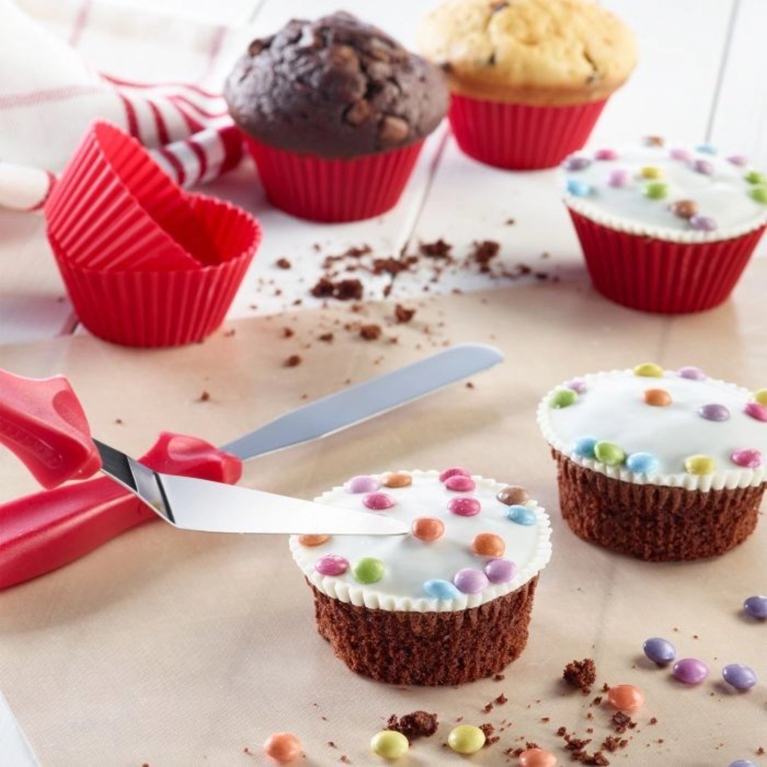 Zwei elegante Pâtisserie-Paletten von Westmark, perfekt zum Anrichten und Verzieren von Kuchen und Gebäck, aus robustem und langlebigem Material.