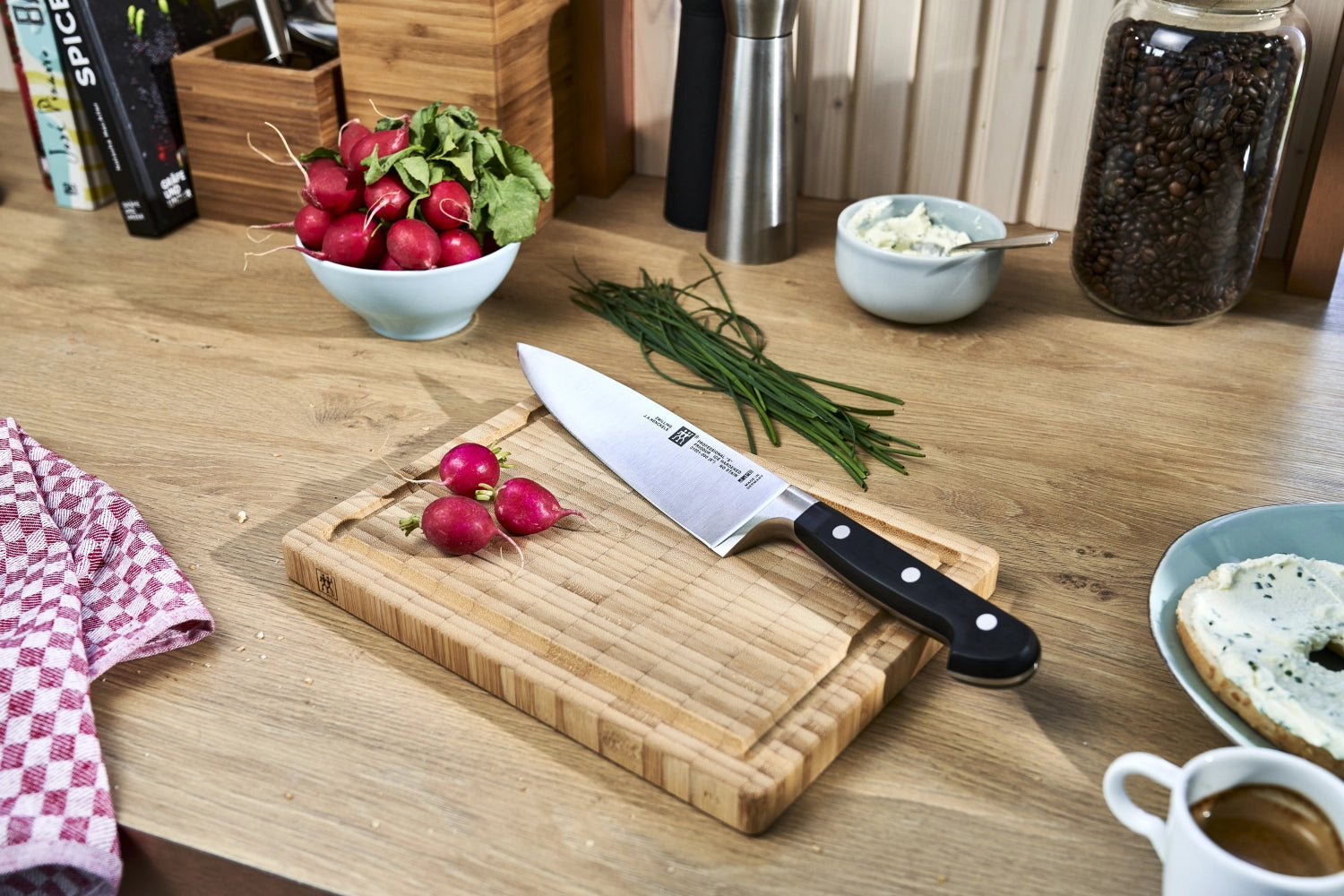 Hochwertiges Zwilling Professional "S" Kochmesser mit 200 mm Klinge, ideal für präzises Schneiden in der modernen Küche.