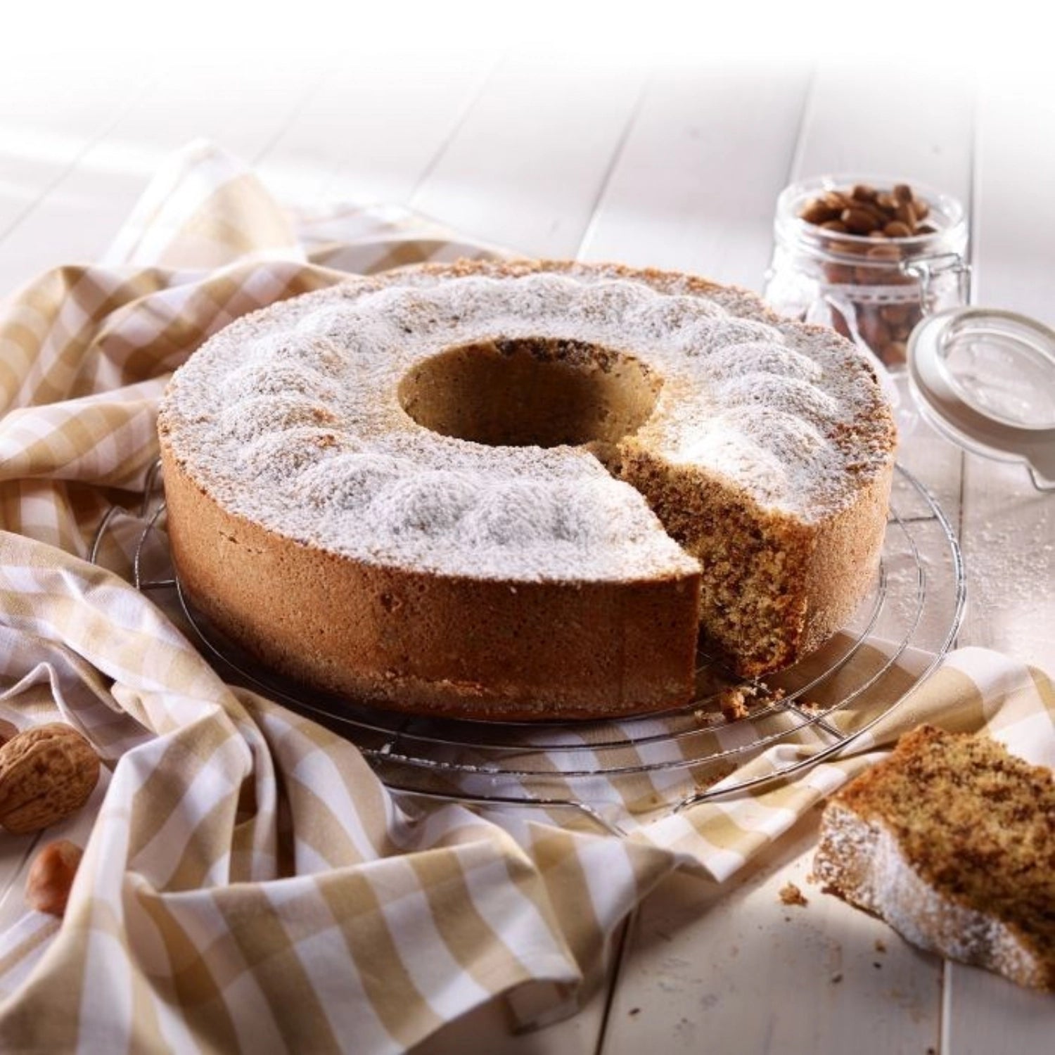 Praktische Springform von Westmark mit 26 cm Durchmesser, zwei Böden und antihaftbeschichteter Oberfläche für müheloses Backen.