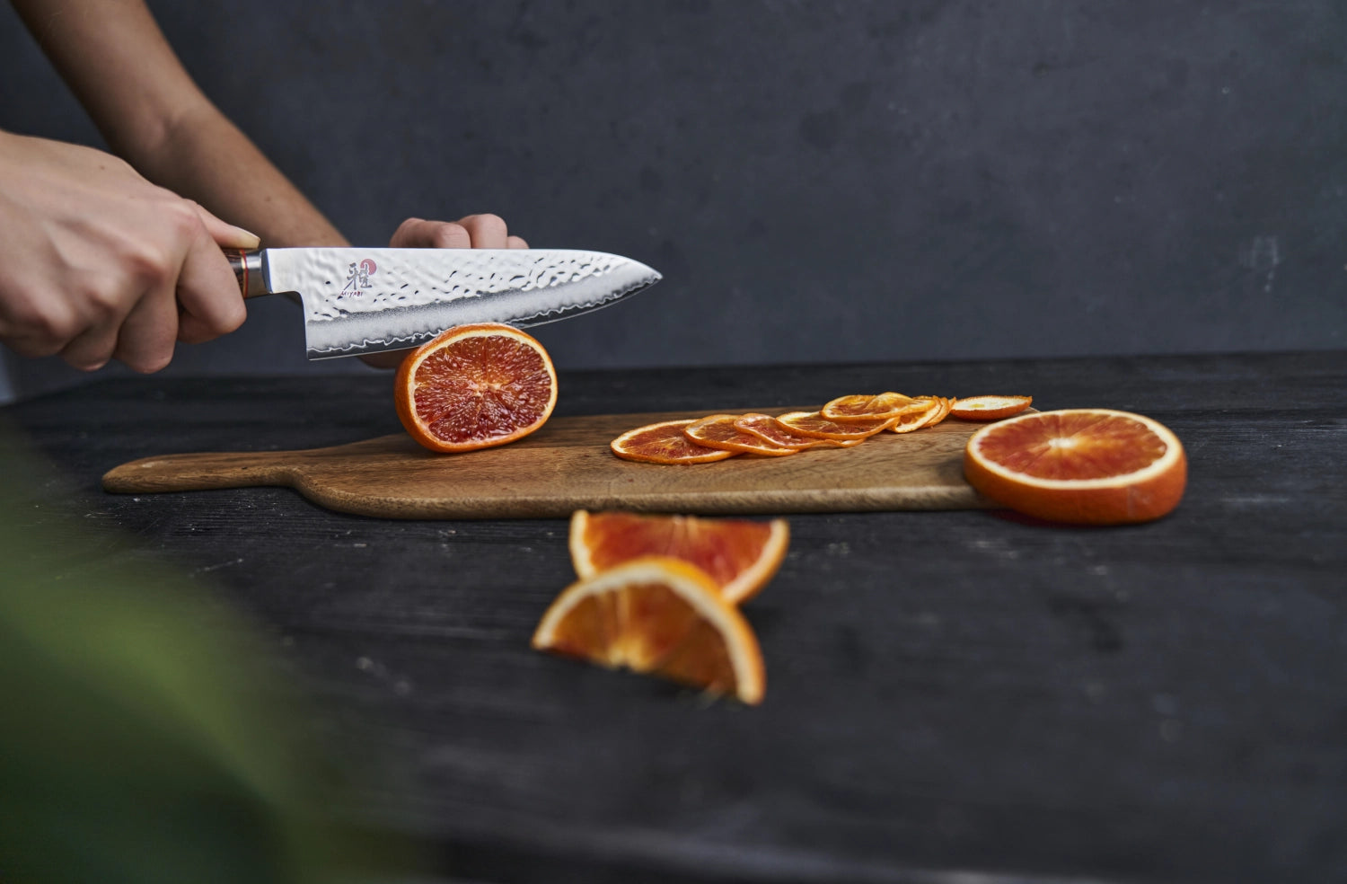 Elegantes MIYABI 6000MCT Gyutoh, 200mm – präzises Damastmesser mit exquisitem Design, perfekt für anspruchsvolle Köche und Gourmetliebhaber.