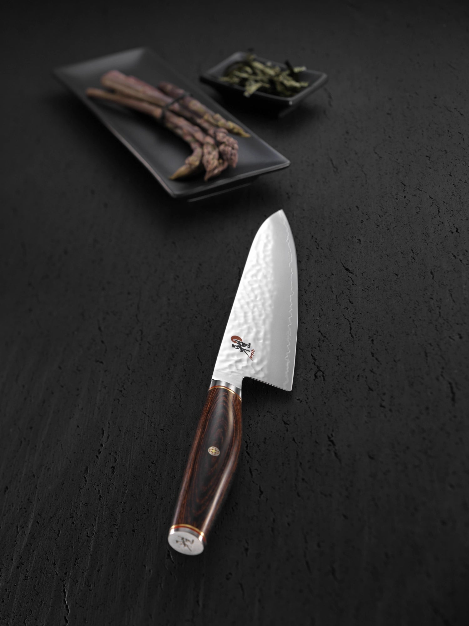 Elegantes MIYABI 6000MCT Gyutoh, 200mm – ein Meisterwerk aus Damaststahl, ideal für präzises Schneiden in der gehobenen Küche.