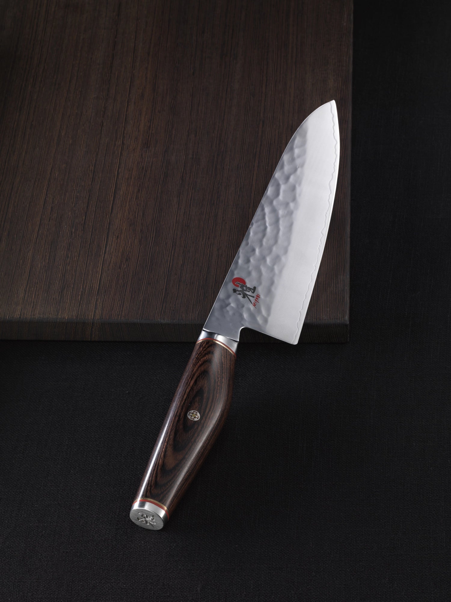 MIYABI 6000MCT Santoku-Messer, 180mm, mit edlem Damaststahl, ergonomischem Griff und perfekter Balance für präzises Schneiden in der Küche.