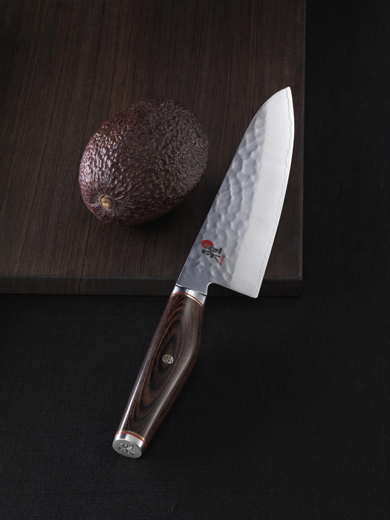 Elegantes MIYABI 6000MCT Santoku-Messer, 180mm, mit feinem Damastmuster, ideal für präzises Schneiden und vielseitige Kochtechniken.