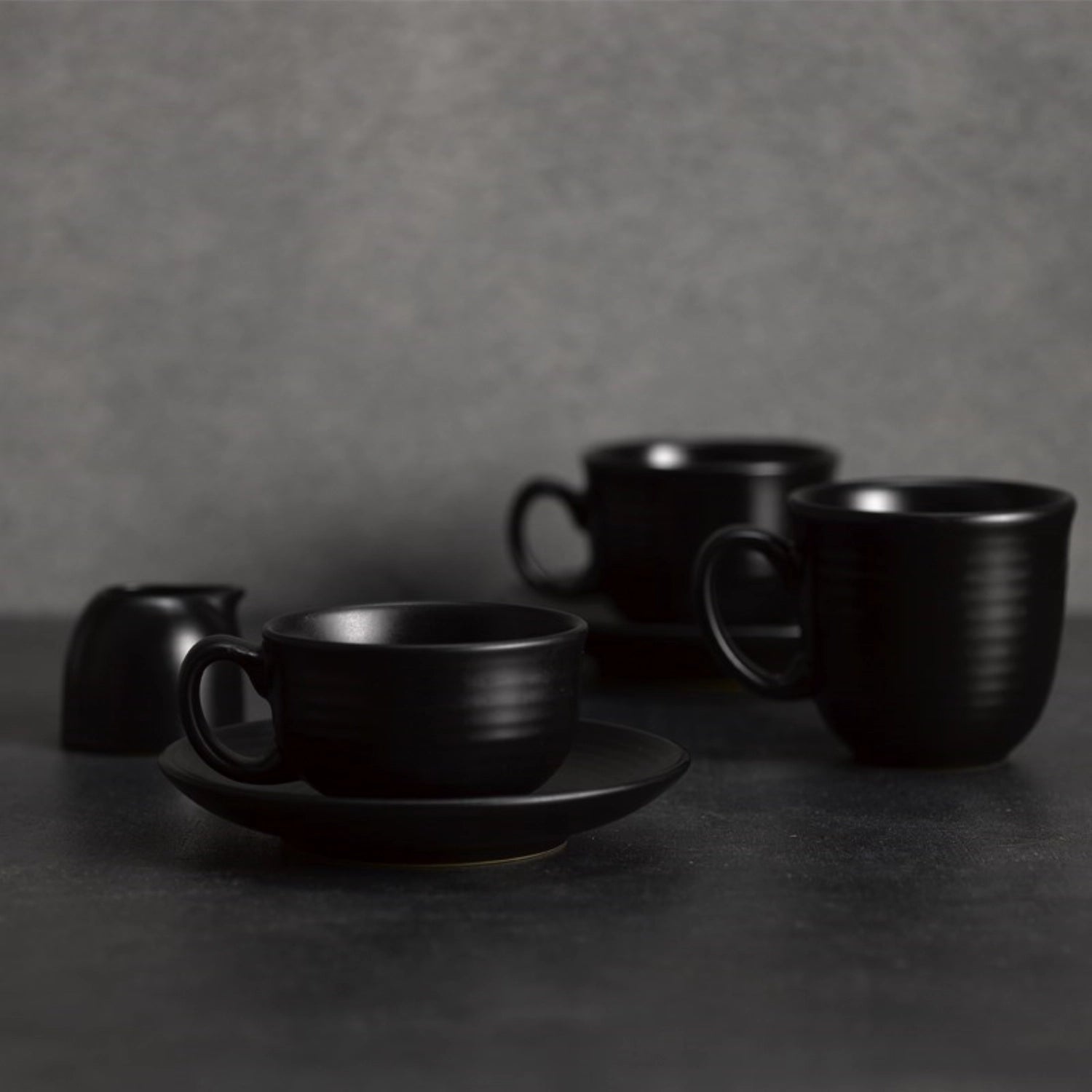 Evo Jet Untertasse von Churchill, 16.2 cm, modernes Design in tiefem Schwarz, perfekt für stilvolle Tischdekoration und vielseitige Verwendung.