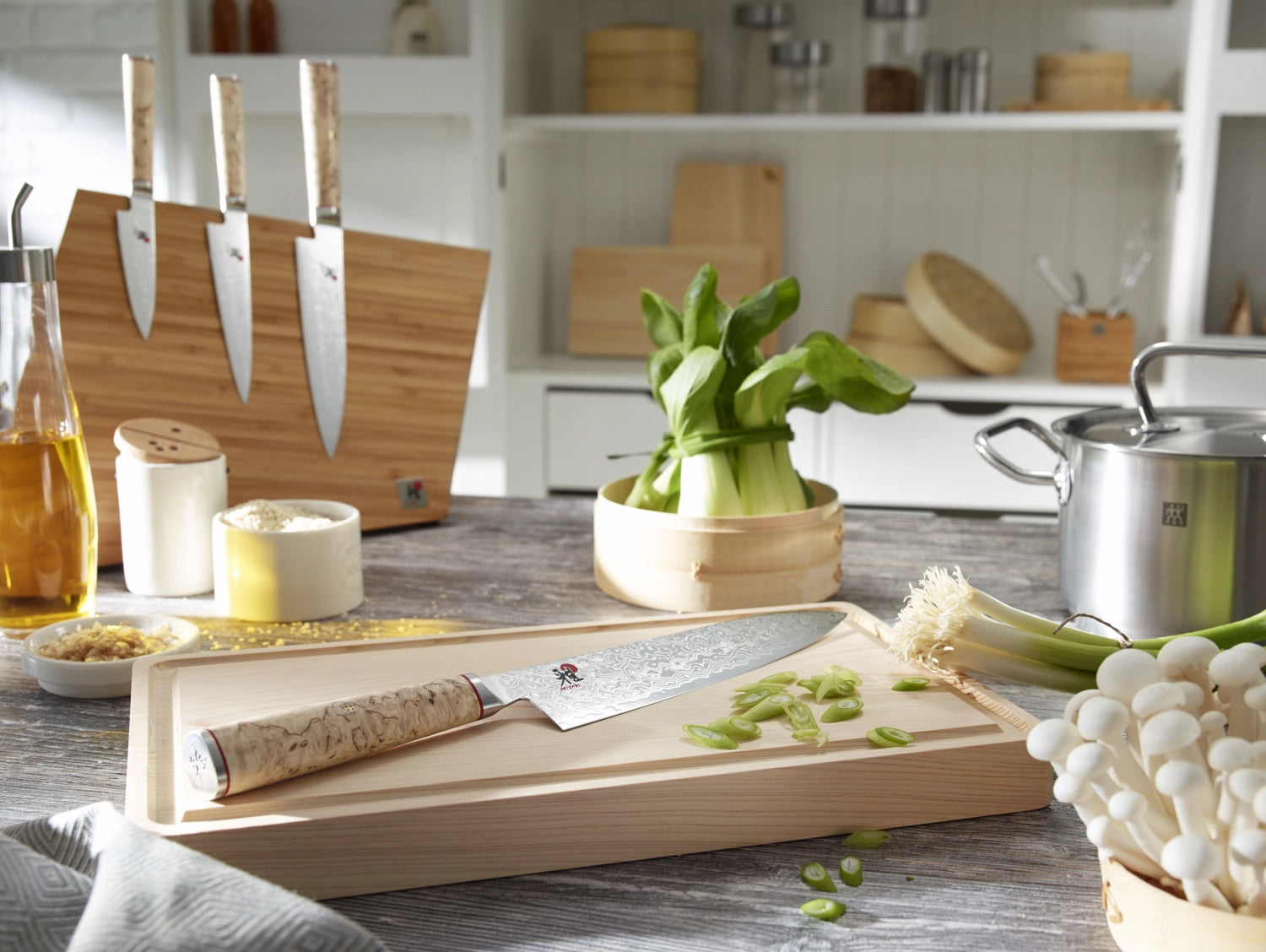 MIYABI 5000MCD SHOTOH, 90mm Damastmesser mit kunstvoller Klinge und ergonomischem Griff, perfekt für feine Schneidarbeiten in der Gourmetküche.