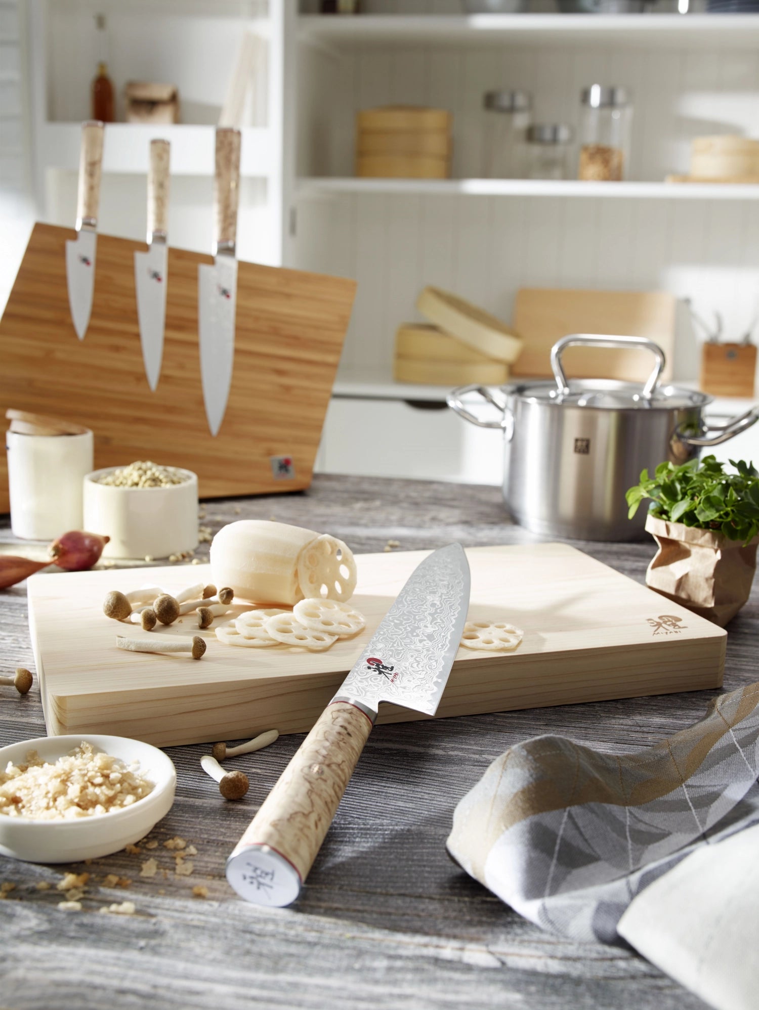 Elegantes MIYABI 5000MCD SHOTOH Damastmesser, 90mm, ideal für präzise Schneidetechniken und anspruchsvolle Kochkunst.