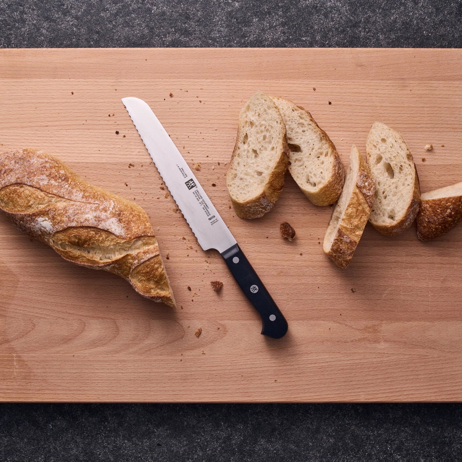 ZWILLING Gourmet Brotmesser, 200 mm, ideal für sauberes Schneiden von frischem Brot, mit hochwertigem Wellenschliff und komfortablem Griff.
