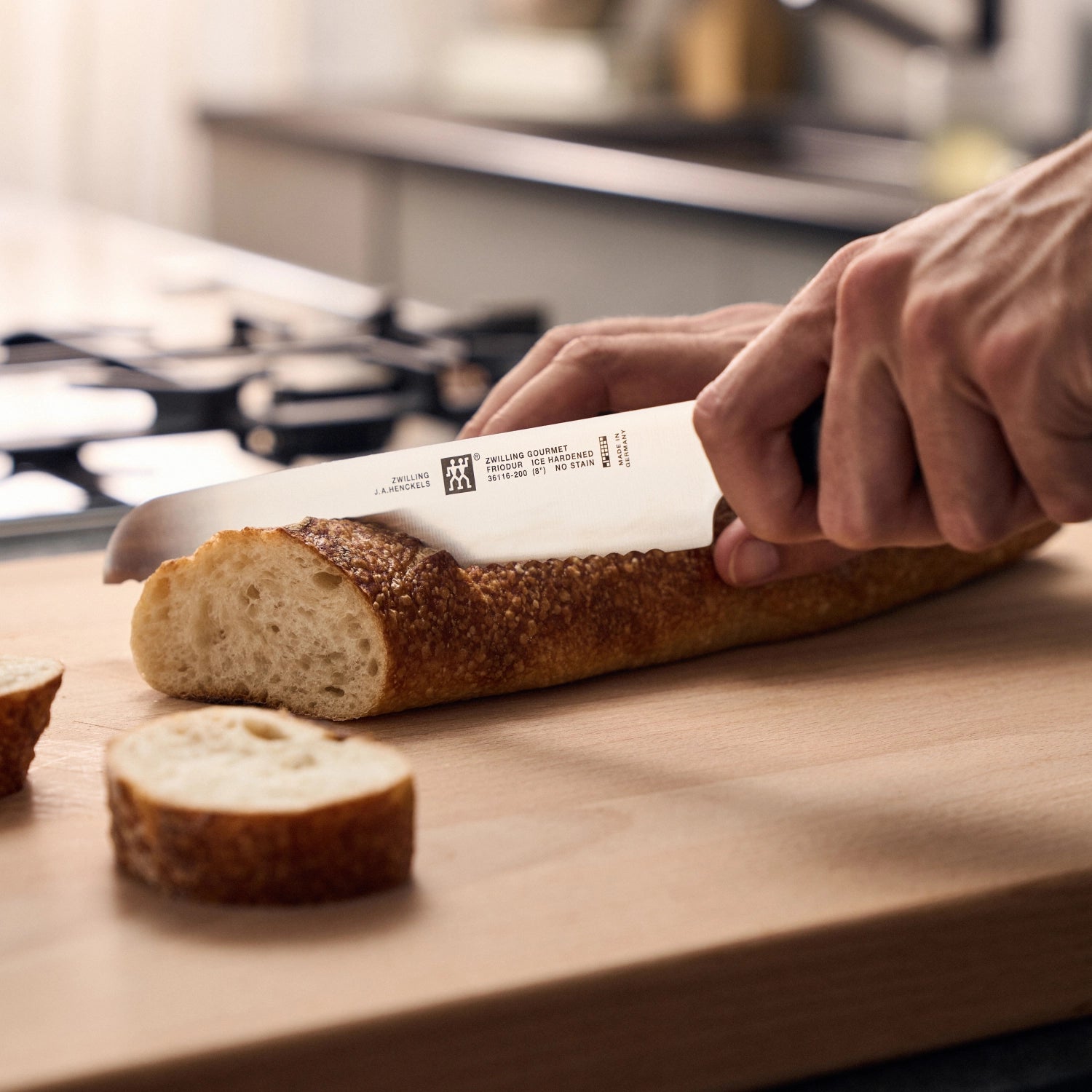 ZWILLING Gourmet Brotmesser, 200 mm, perfektes Werkzeug für präzises Schneiden von Brot, ausgestattet mit einem ergonomischen Griff und scharfen Wellen.