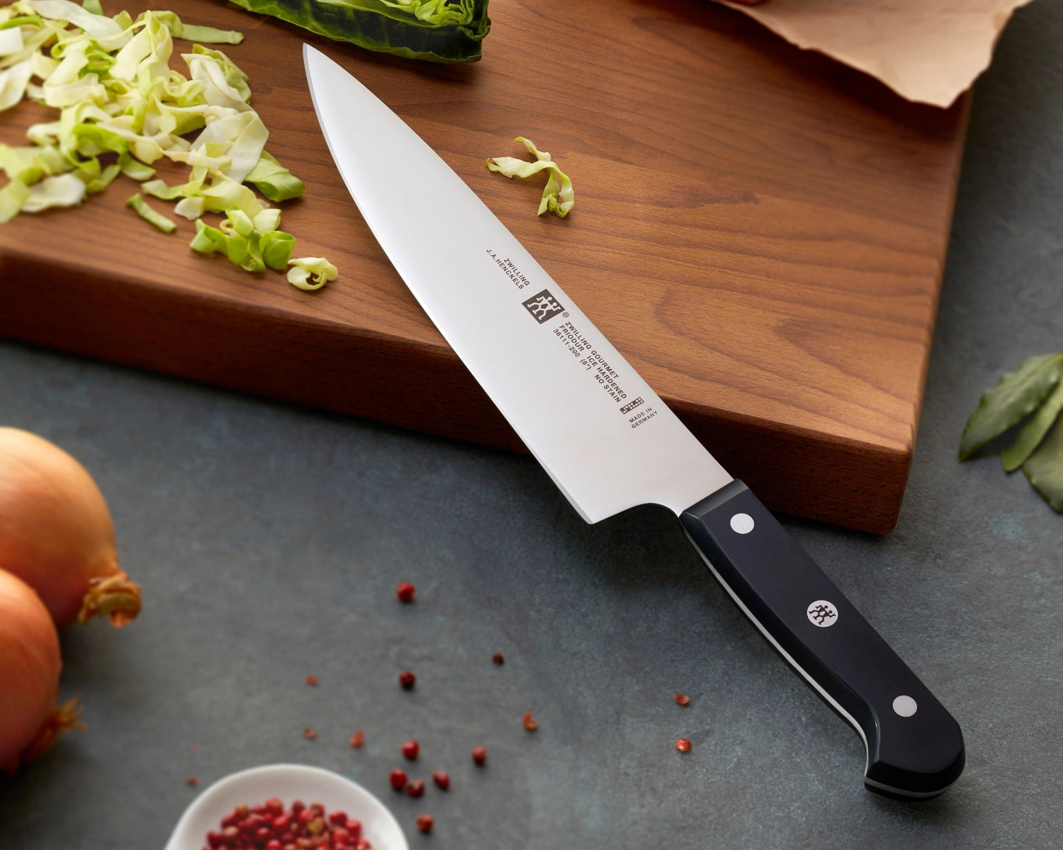 Elegantes 3-teiliges Messerset von ZWILLING Gourmet, bestehend aus Schäl-, Fleisch- und Kochmesser, perfekt für alle Kochbedürfnisse.
