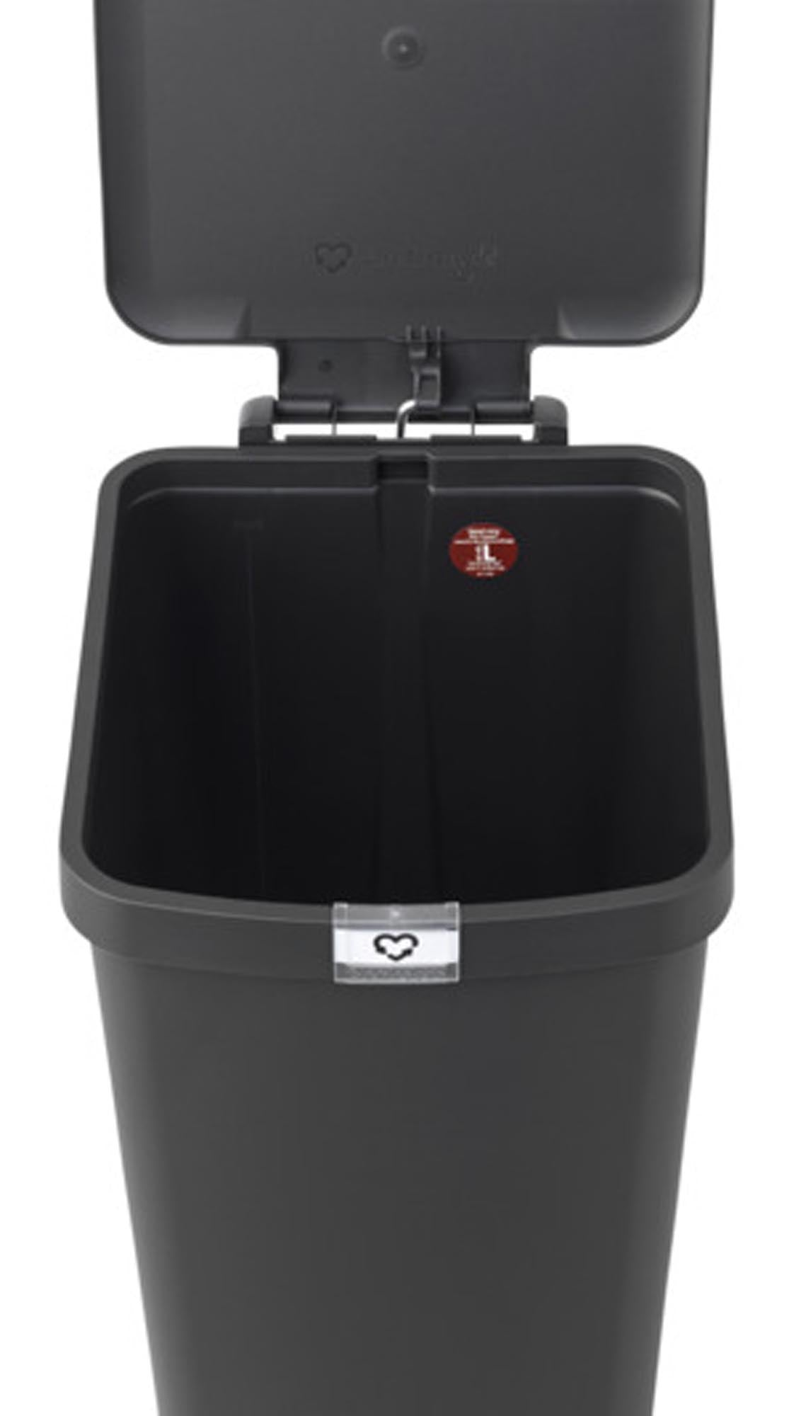 Eleganter BRABANTIA Treteimer StepUp in dunklem Grau mit 40 l Volumen. Ideal für Küche und Bad, aus robustem Edelstahl, leise und hygienisch.