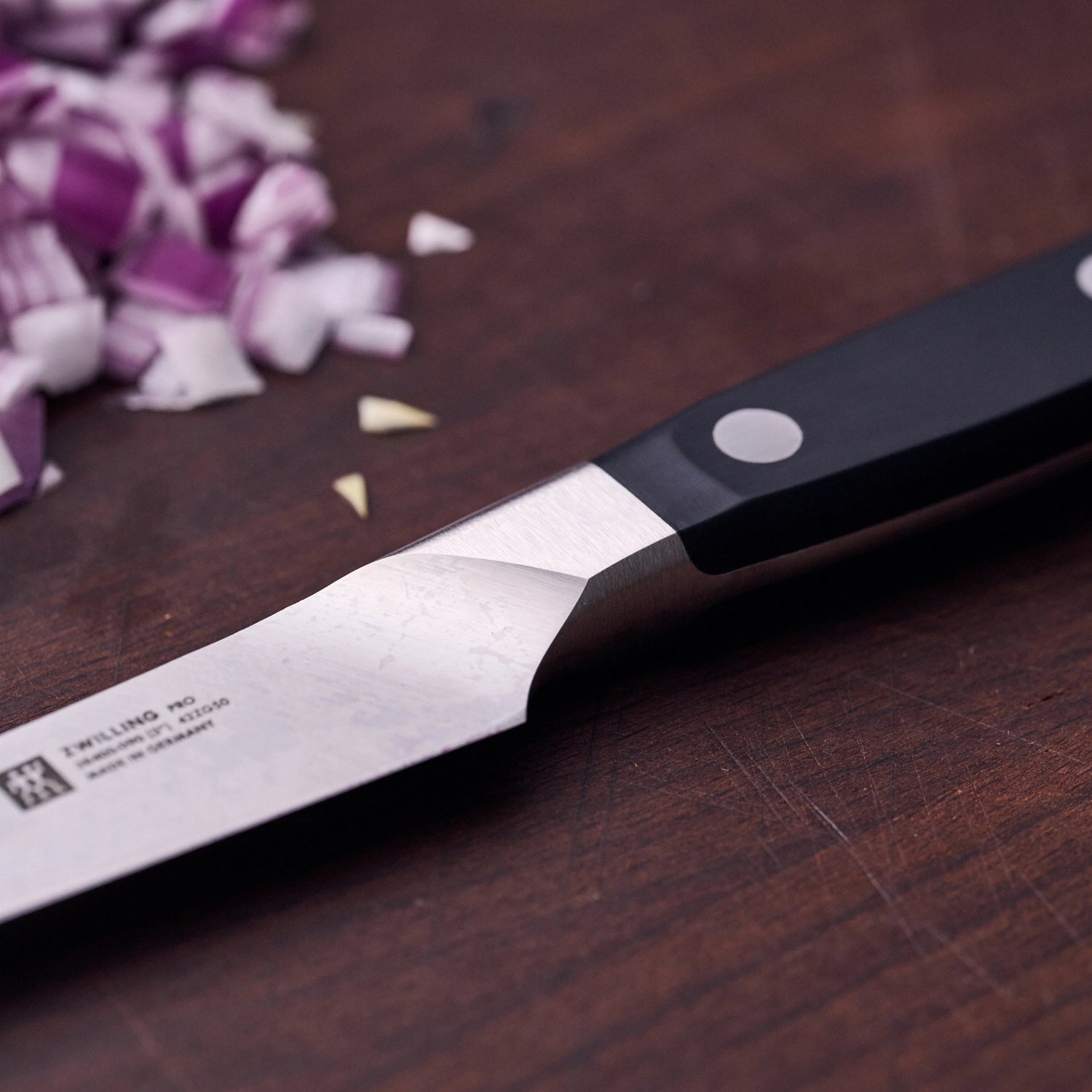 Elegantes Zwilling Pro Gemüsemesser mit 90 mm Klinge, perfekt für präzises Schneiden von Gemüse, mit komfortablem, ergonomischem Griff.