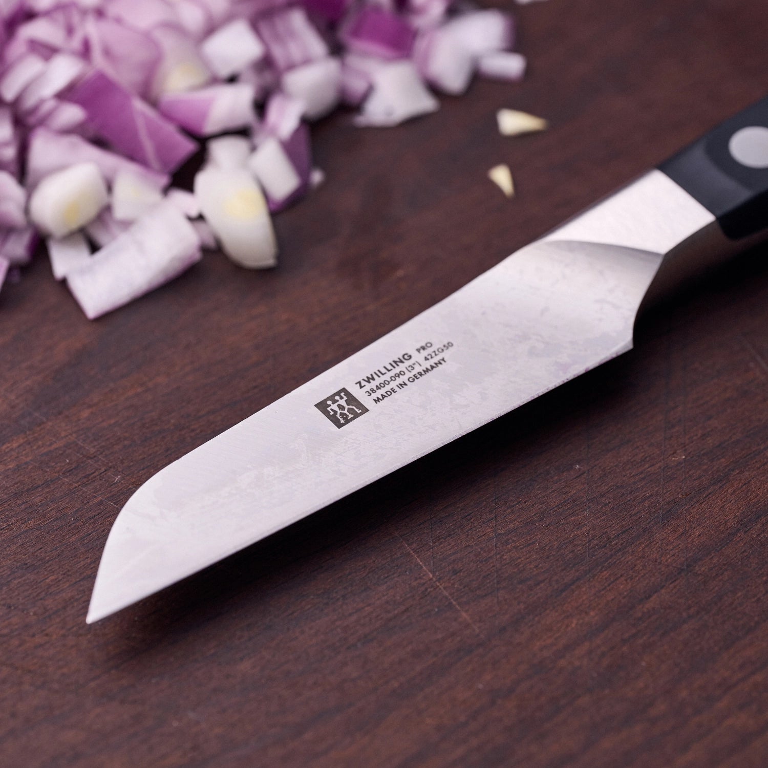 Hochwertiges Zwilling Pro Gemüsemesser mit 90 mm Klinge, ideal für feine Schneidarbeiten, ausgestattet mit einem ergonomischen Griff für optimale Handhabung.