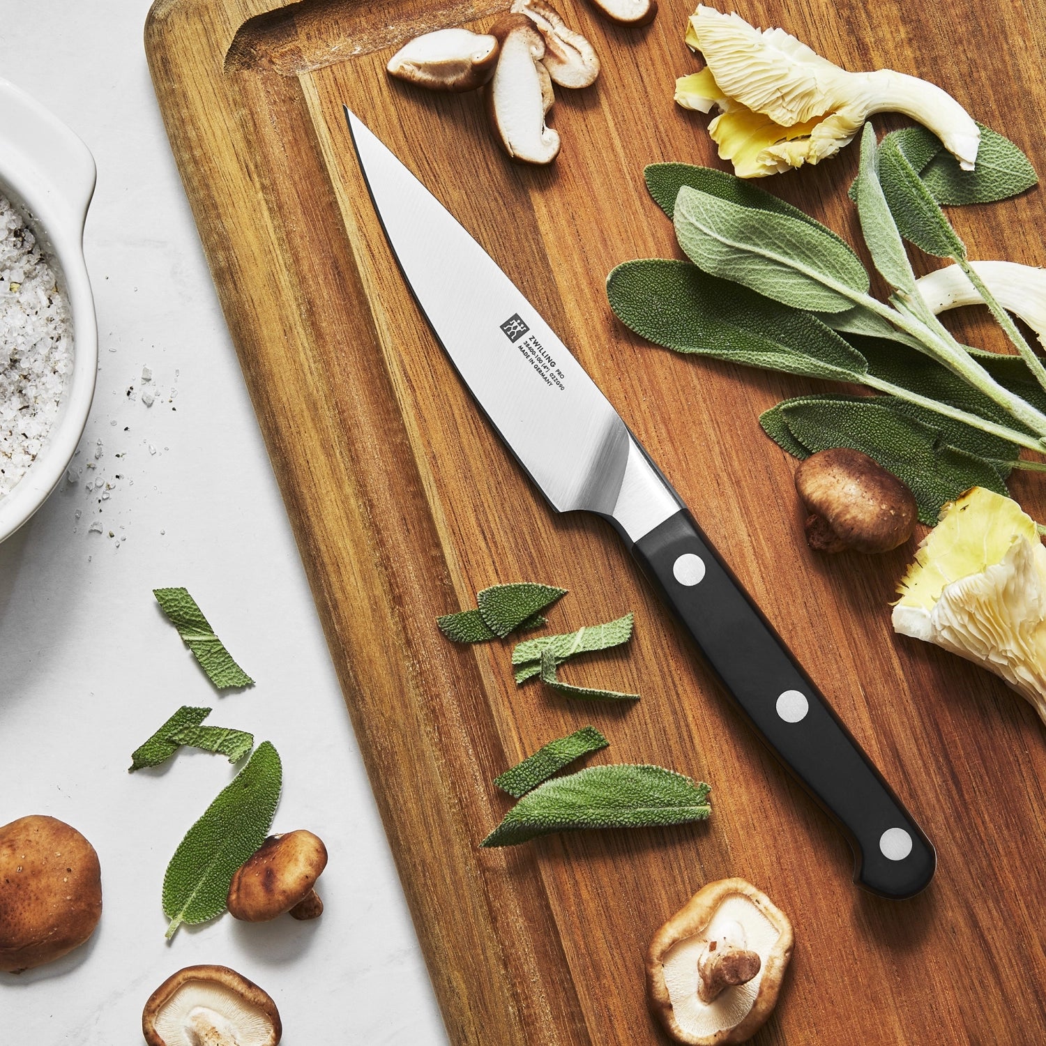 Zwilling Pro Spick- und Garniermesser 100 mm, hochwertiges Küchenmesser für präzises Schneiden und Garnieren von Obst und Gemüse.
