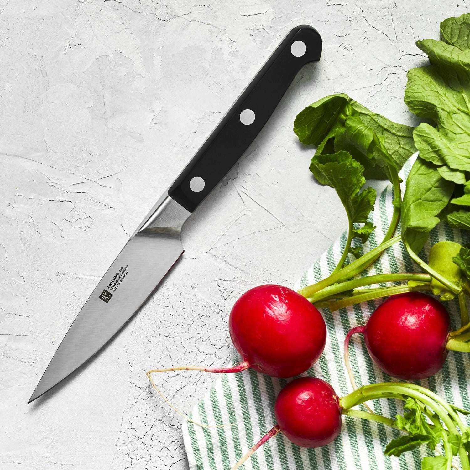 Zwilling Pro Spick- und Garniermesser 100 mm, ideal für feine Schneidarbeiten und kreative Dekorationen in der Küche.