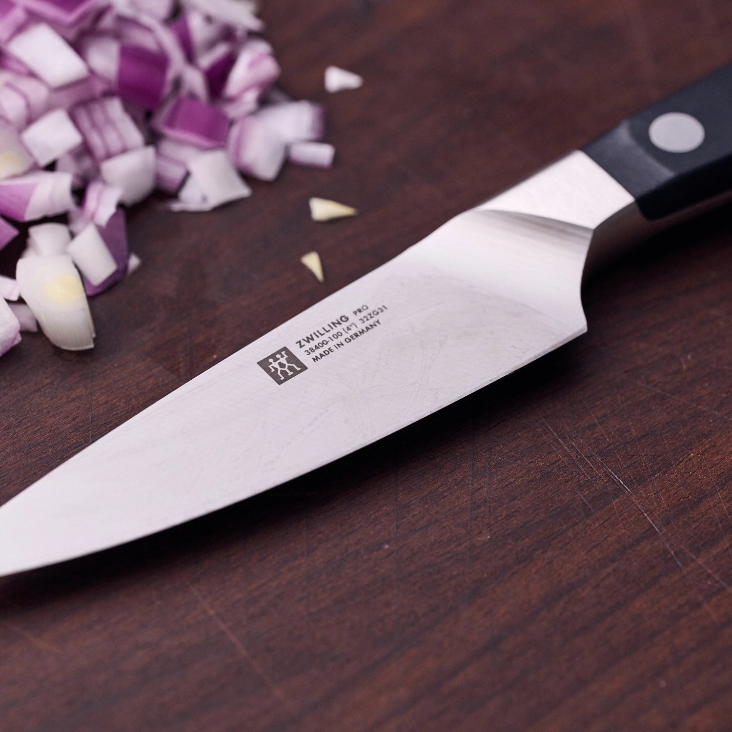 Elegantes Zwilling Pro Spick- und Garniermesser mit 100 mm Klinge, ideal für feine Schneidarbeiten und kreative Küchentechniken.