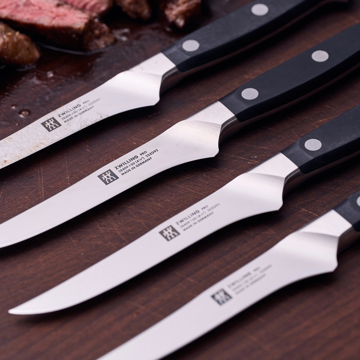 Elegantes 4er Set Steakmesser aus der Zwilling Pro Serie, perfekt für müheloses Schneiden von saftigen Steaks und Fleischspezialitäten.