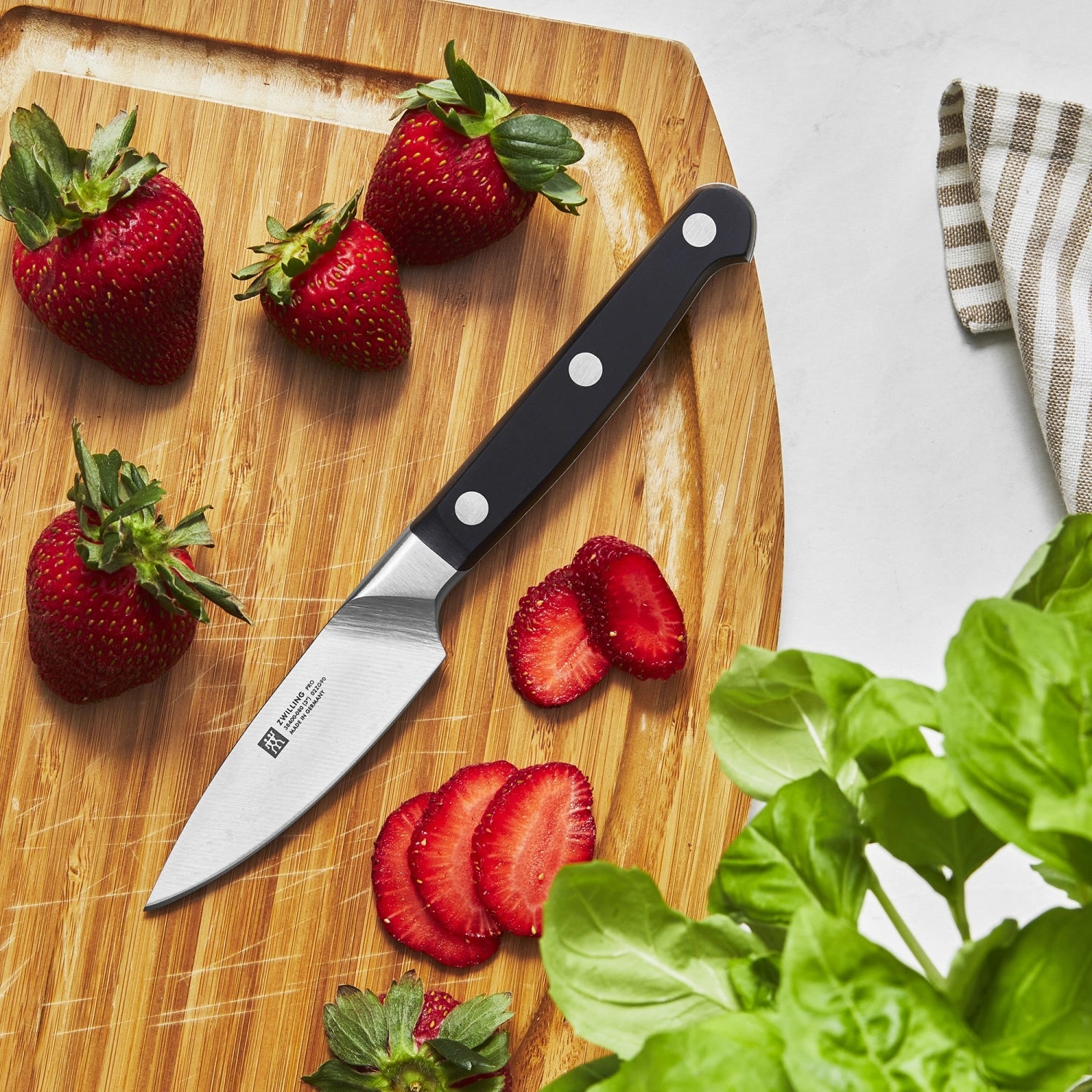 Elegantes 2-teiliges Messerset von Zwilling Pro, ideal für präzises Schneiden und Zubereiten in der Küche, bestehend aus Spick- und Kochmesser.
