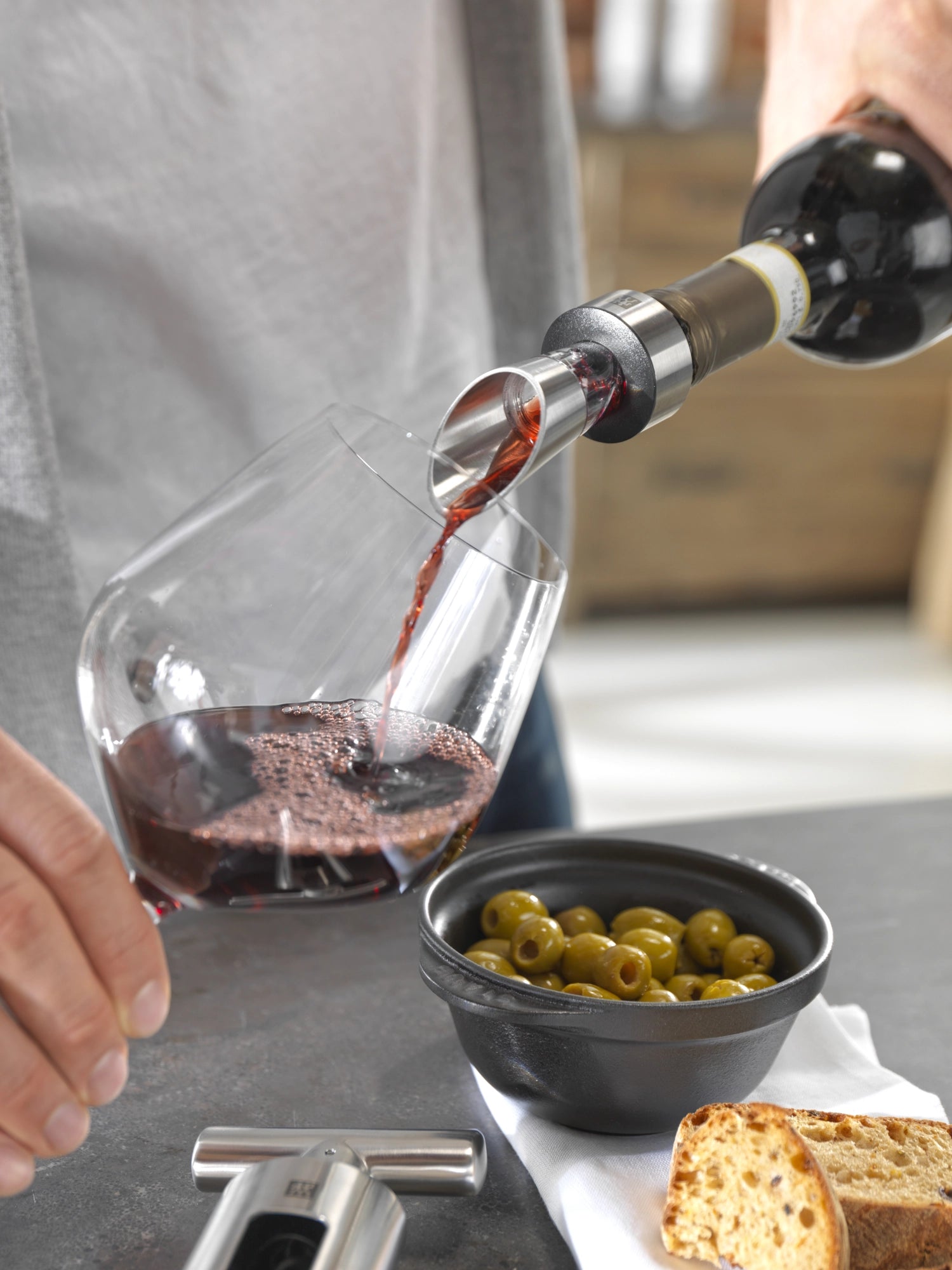 Hochwertiges Sommelier-Set von Zwilling Kitchen, bestehend aus einem Korkenzieher und einem Tropfenfänger, ideal für jeden Weinfreund.