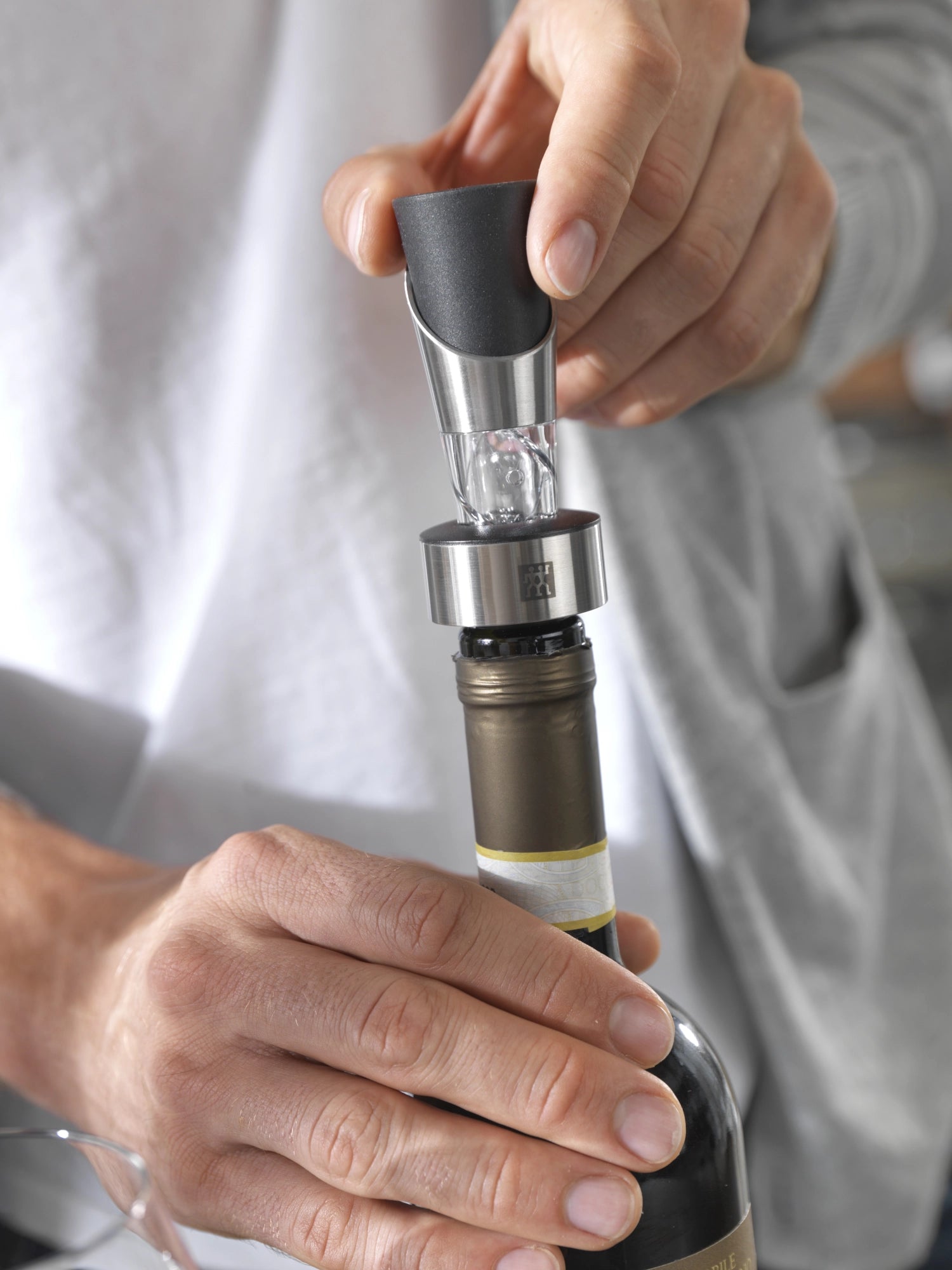 Elegantes 2-teiliges Sommelier-Set von Zwilling Kitchen, perfekt ausgestattet mit Korkenzieher und Tropfenfänger für stilvolles Weinservieren.