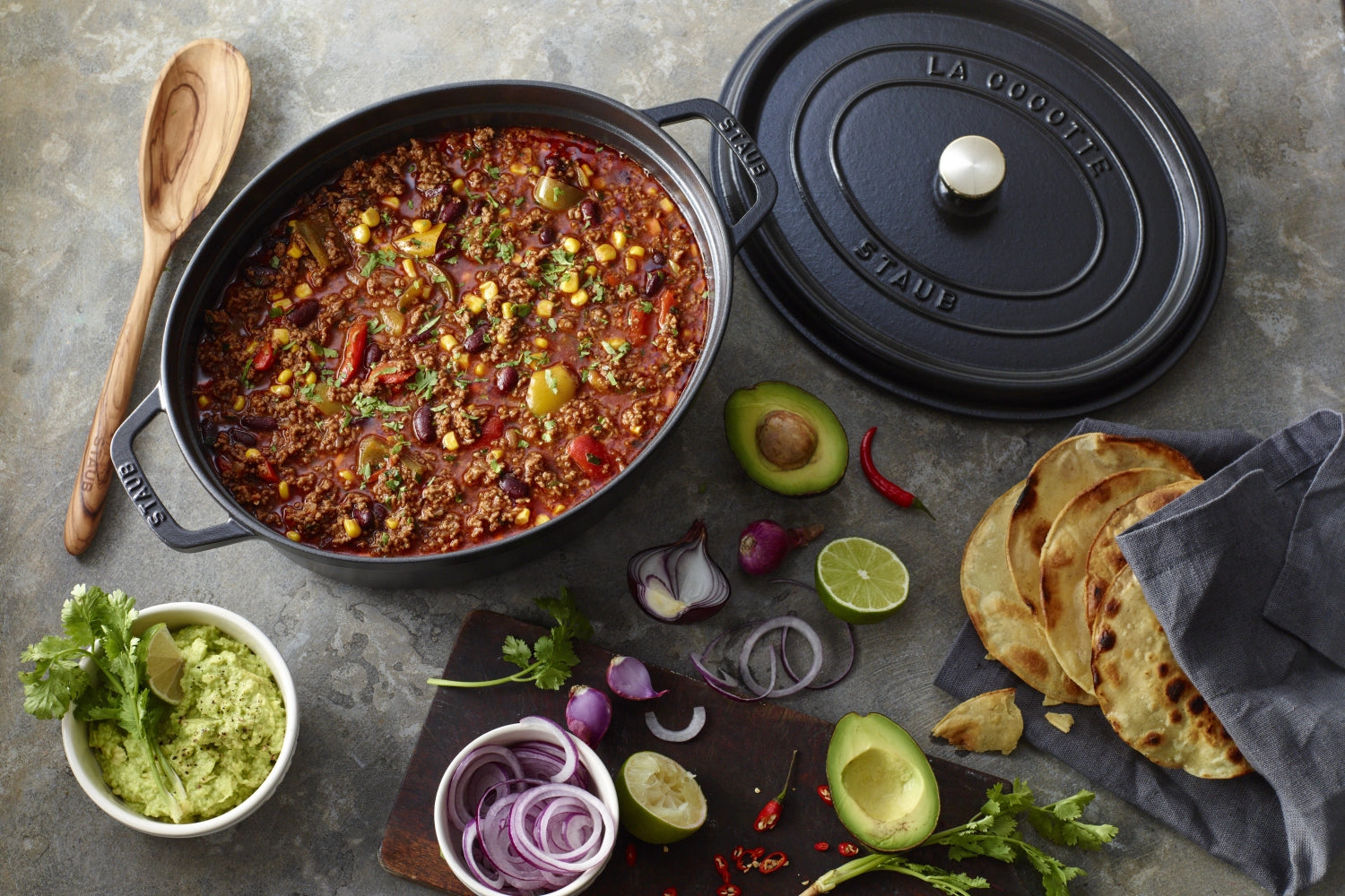 Elegante ovale Cocotte von Staub mit 3,2 l Fassungsvermögen, perfekt für köstliche Schmorgerichte und stilvolles Servieren.