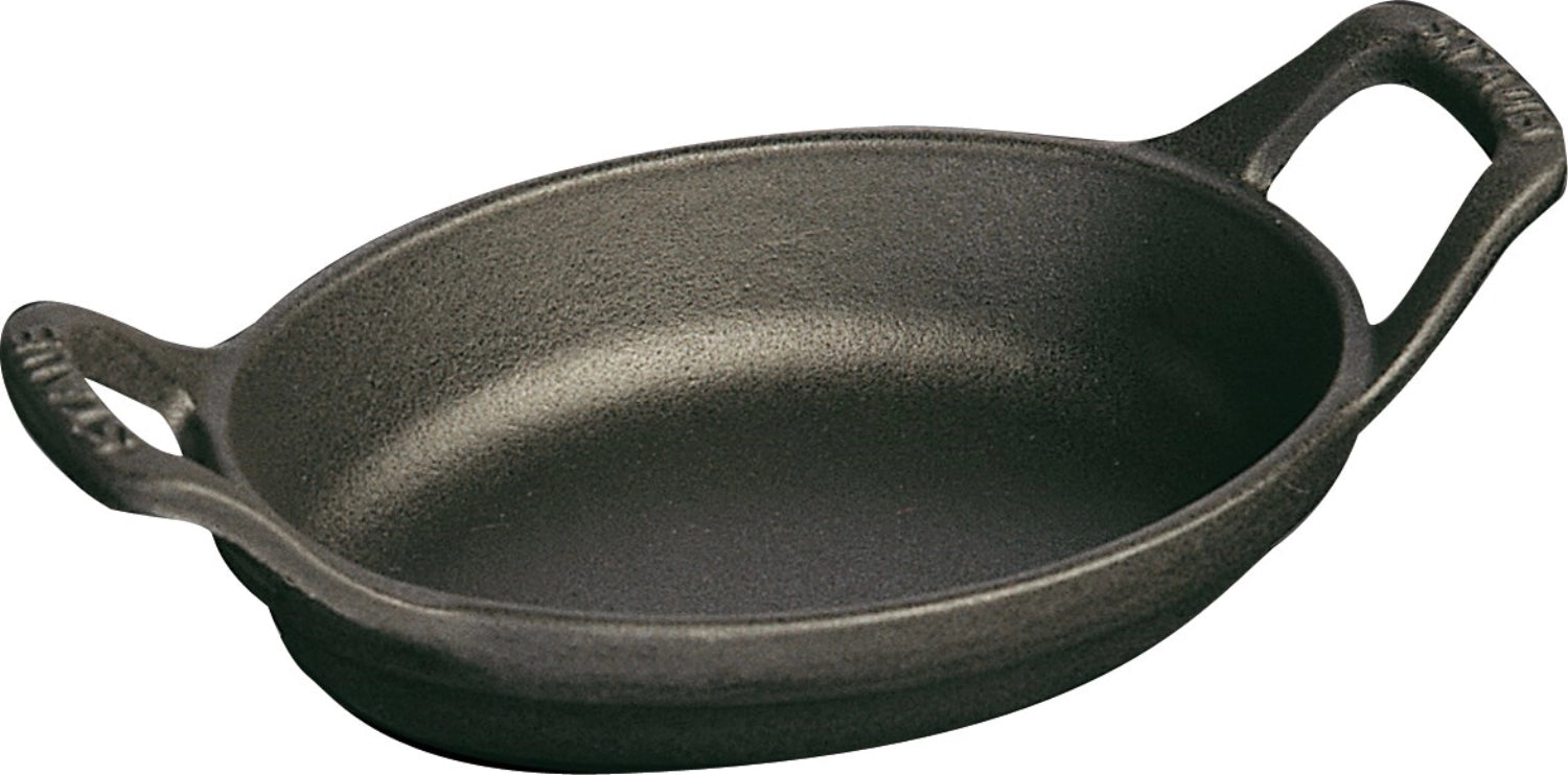 Hochwertige ovale Auflaufform von Staub, 32 cm, ideal für die Zubereitung und Präsentation von herzhaften und süßen Aufläufen.