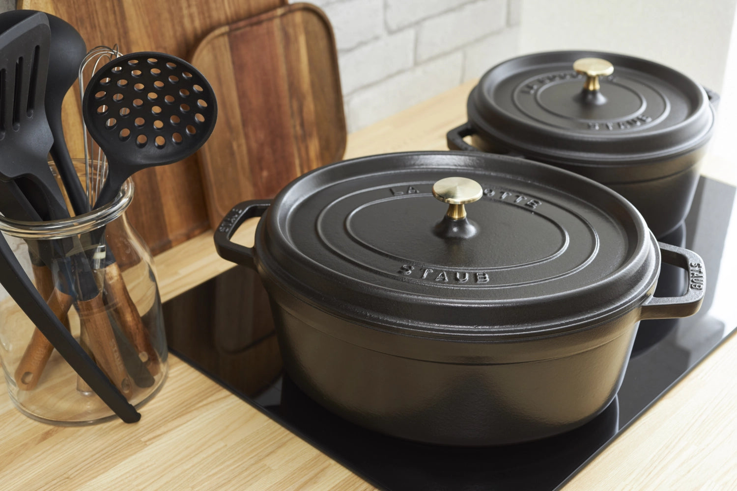 Ovaler Cocotte von Staub mit 4,2 Litern, ideal zum Kochen und Servieren, in elegantem Design für stilvolle Küchen und Esstische.