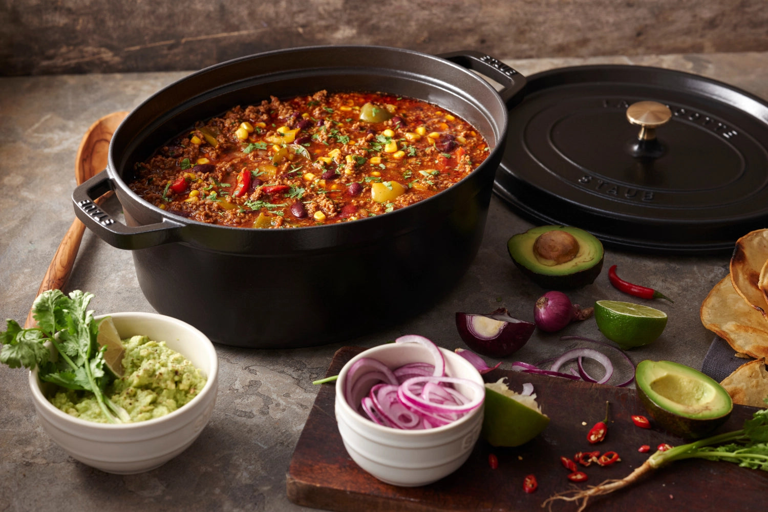 Ovaler Cocotte von Staub mit 5,5 Litern, ideal zum Kochen und Servieren, in elegantem Design für vielseitige Küchenanwendungen.